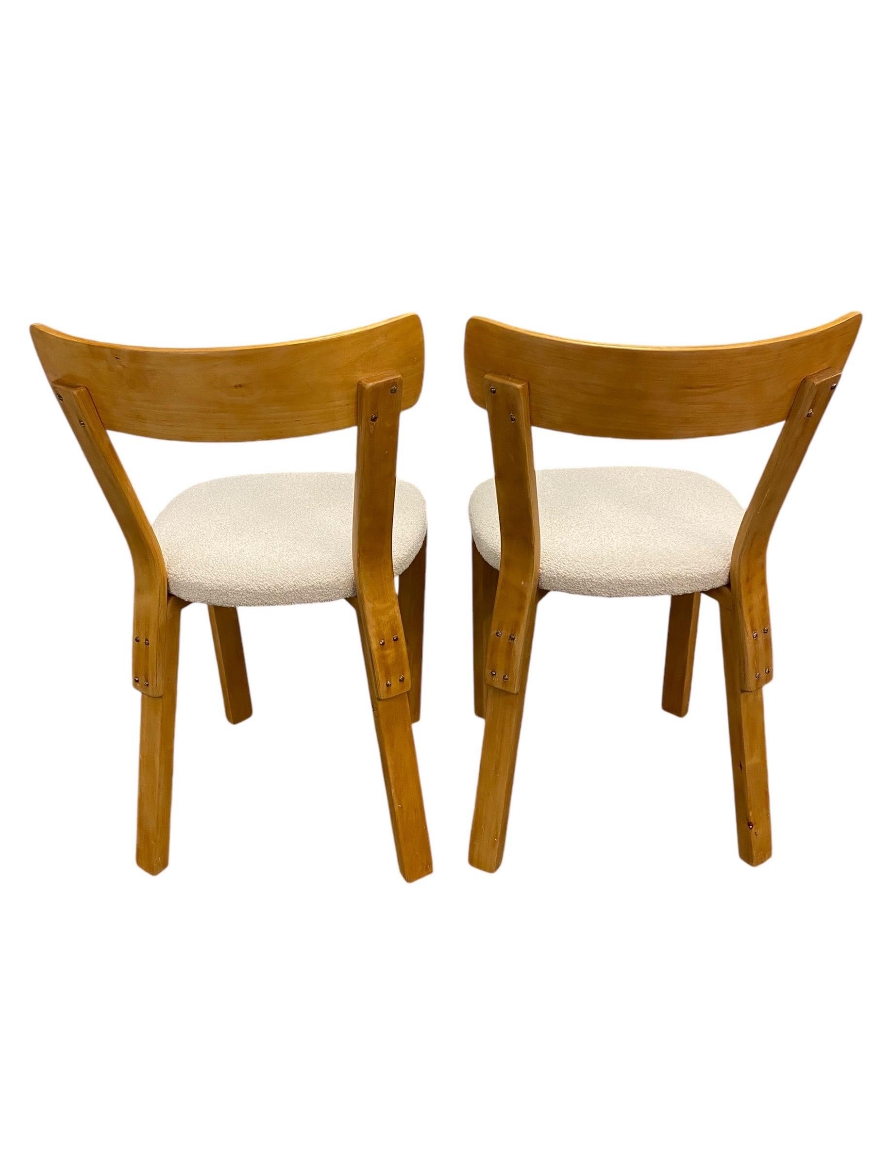 Paire de chaises d'Alvar Aalto de l'époque de la guerre avec joints à doigts Modèle 69, Artek, années 1940 en vente 4
