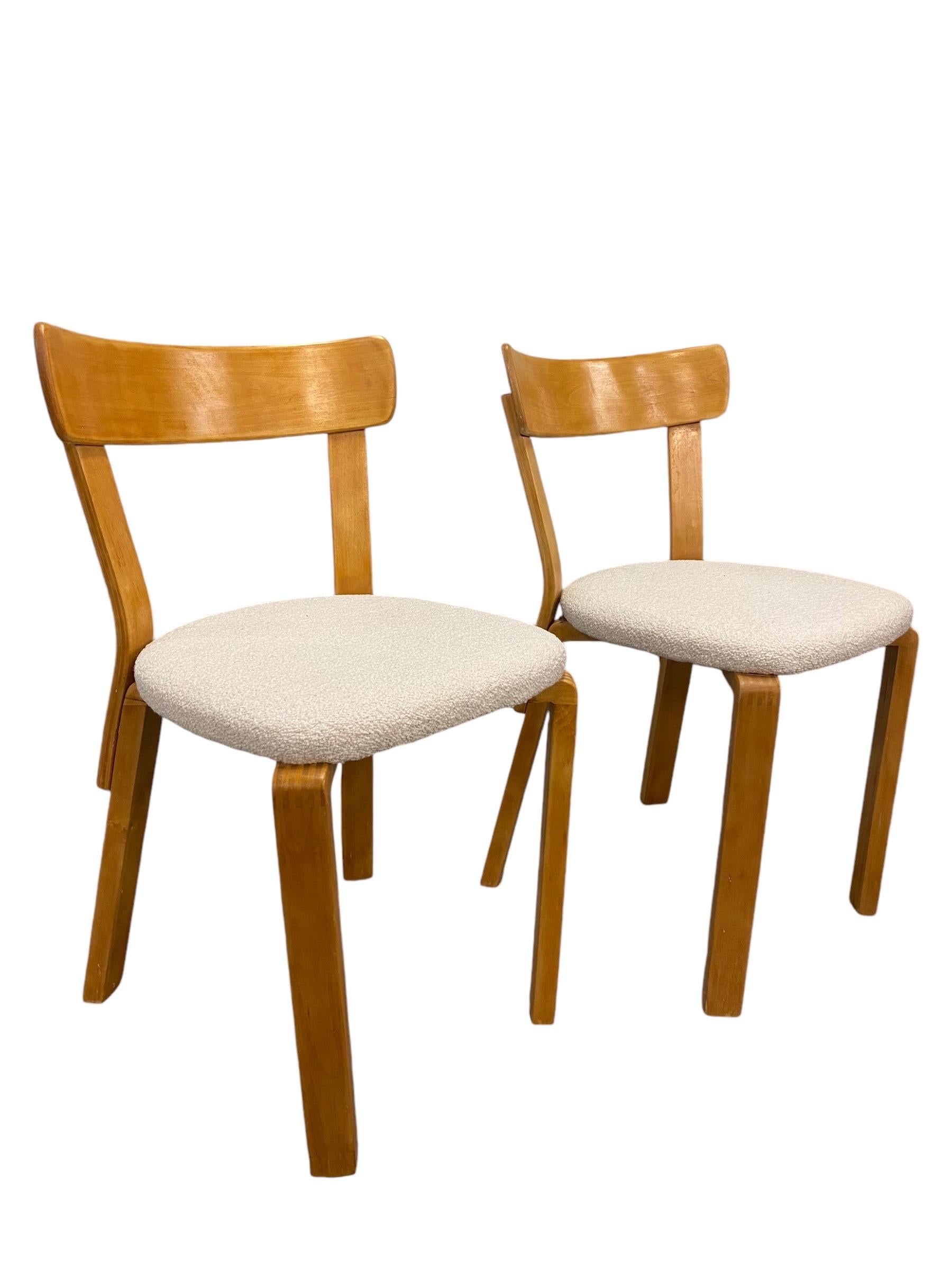 Rare paire de chaises Alvar Aalto modèle 69, fabriquées pendant la Seconde Guerre mondiale en Finlande dans les années 1940. L'emblématique jambe en L est différente dans ces pièces par rapport à la normale. En raison de la guerre, la Finlande