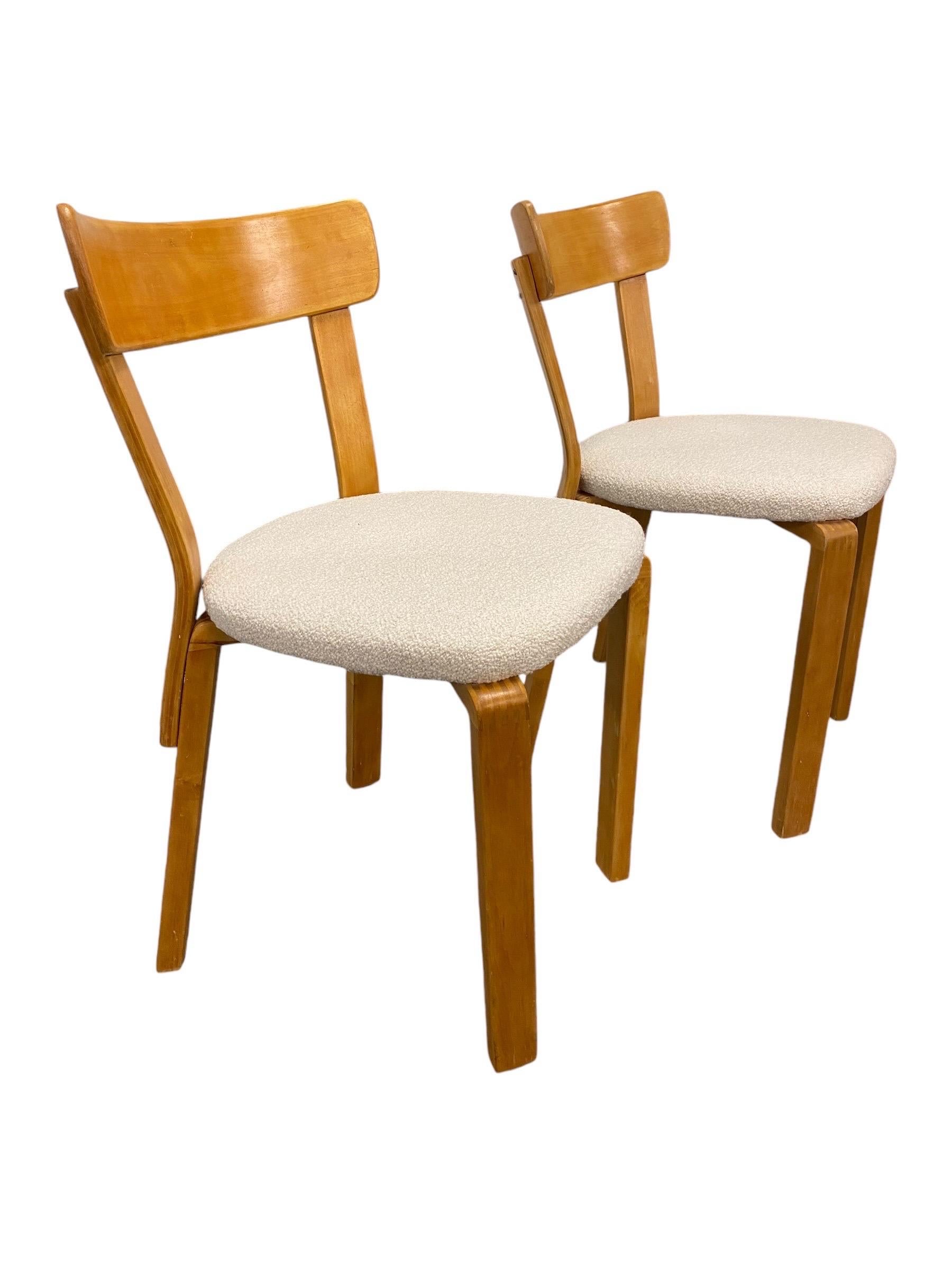 Mid-Century Modern Paire de chaises d'Alvar Aalto de l'époque de la guerre avec joints à doigts Modèle 69, Artek, années 1940 en vente