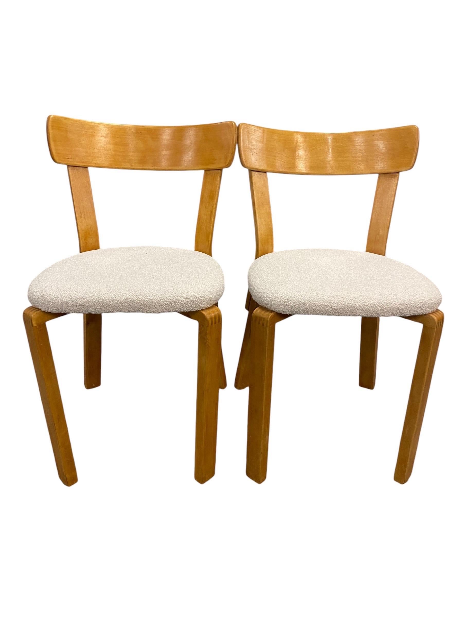 Finlandais Paire de chaises d'Alvar Aalto de l'époque de la guerre avec joints à doigts Modèle 69, Artek, années 1940 en vente