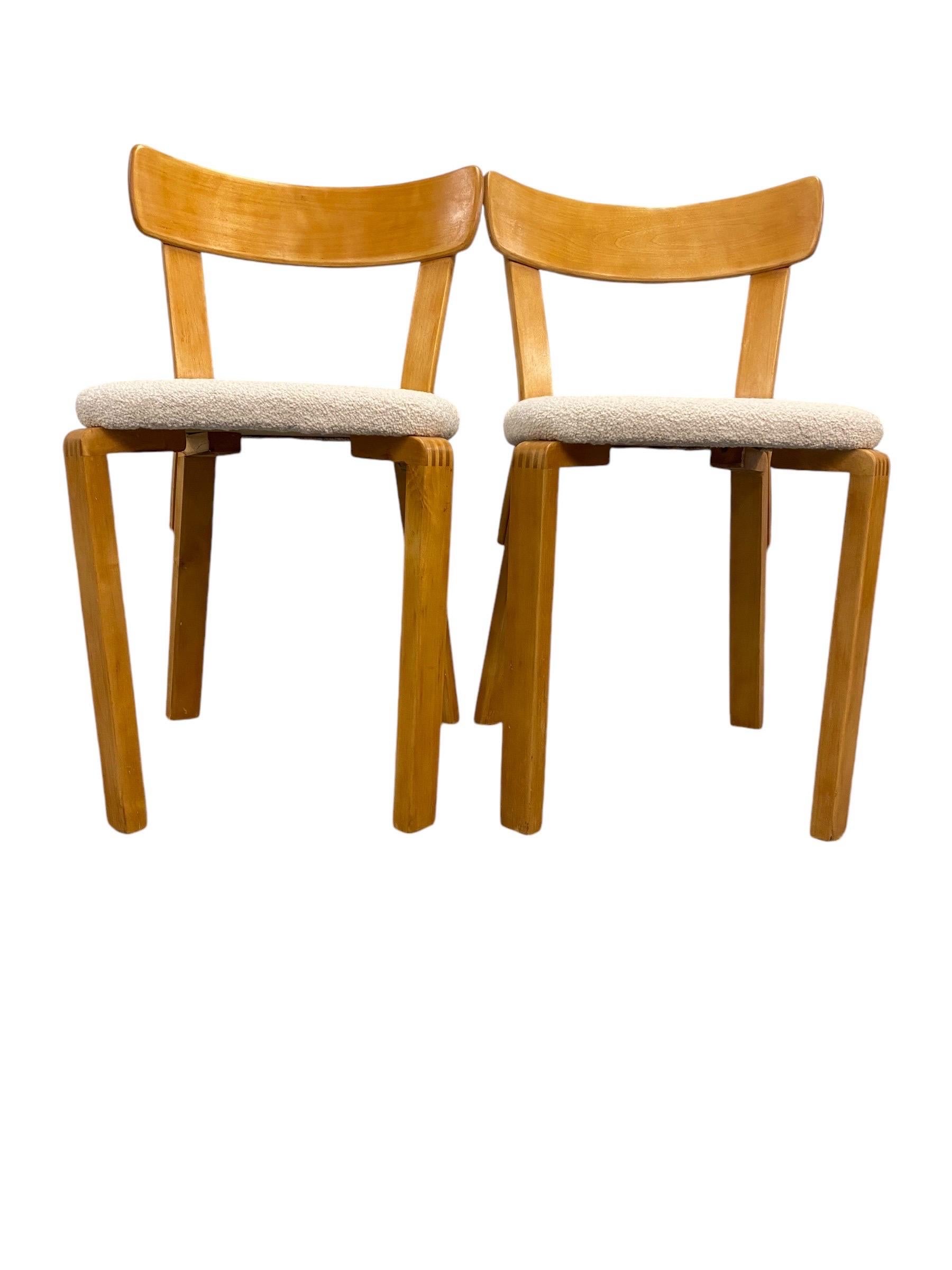 Paire de chaises d'Alvar Aalto de l'époque de la guerre avec joints à doigts Modèle 69, Artek, années 1940 Bon état - En vente à Helsinki, FI