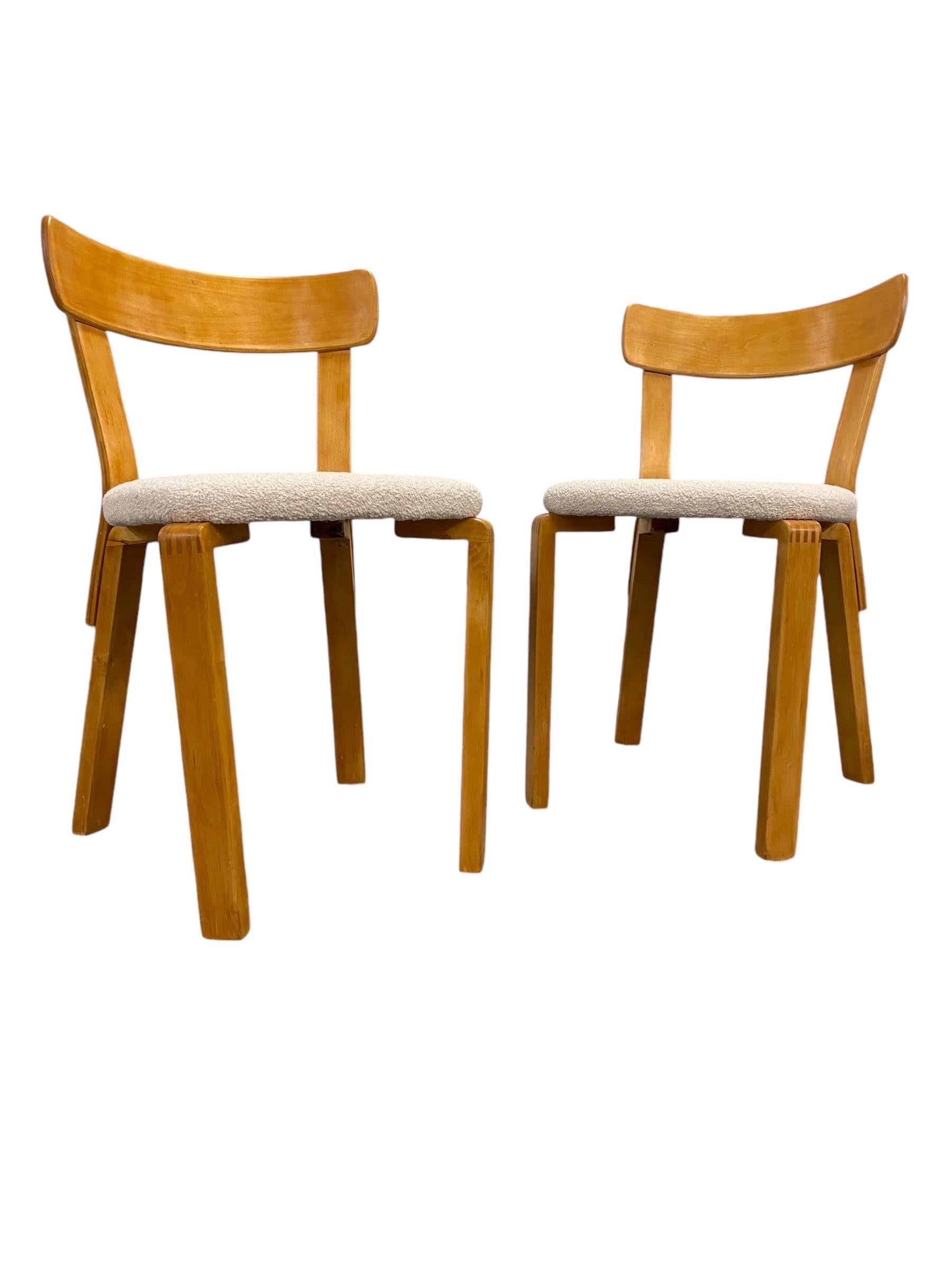 Milieu du XXe siècle Paire de chaises d'Alvar Aalto de l'époque de la guerre avec joints à doigts Modèle 69, Artek, années 1940 en vente