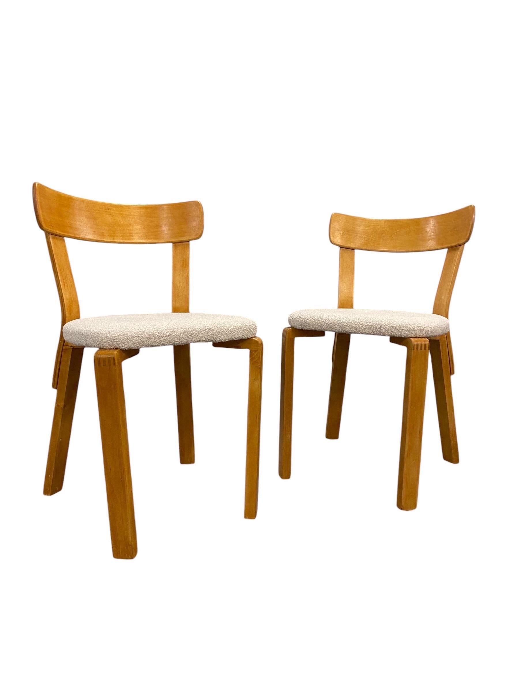 Tissu Paire de chaises d'Alvar Aalto de l'époque de la guerre avec joints à doigts Modèle 69, Artek, années 1940 en vente