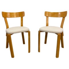 Ein Paar Alvar Aalto-Stühle aus der Kriegszeit mit Fingerverbindungen, Modell 69, Artek 1940er Jahre