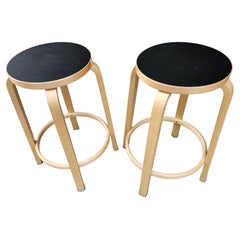 Pareja de taburetes de bar Alvar Alto for Artek Counter Height Birch w Black Tops