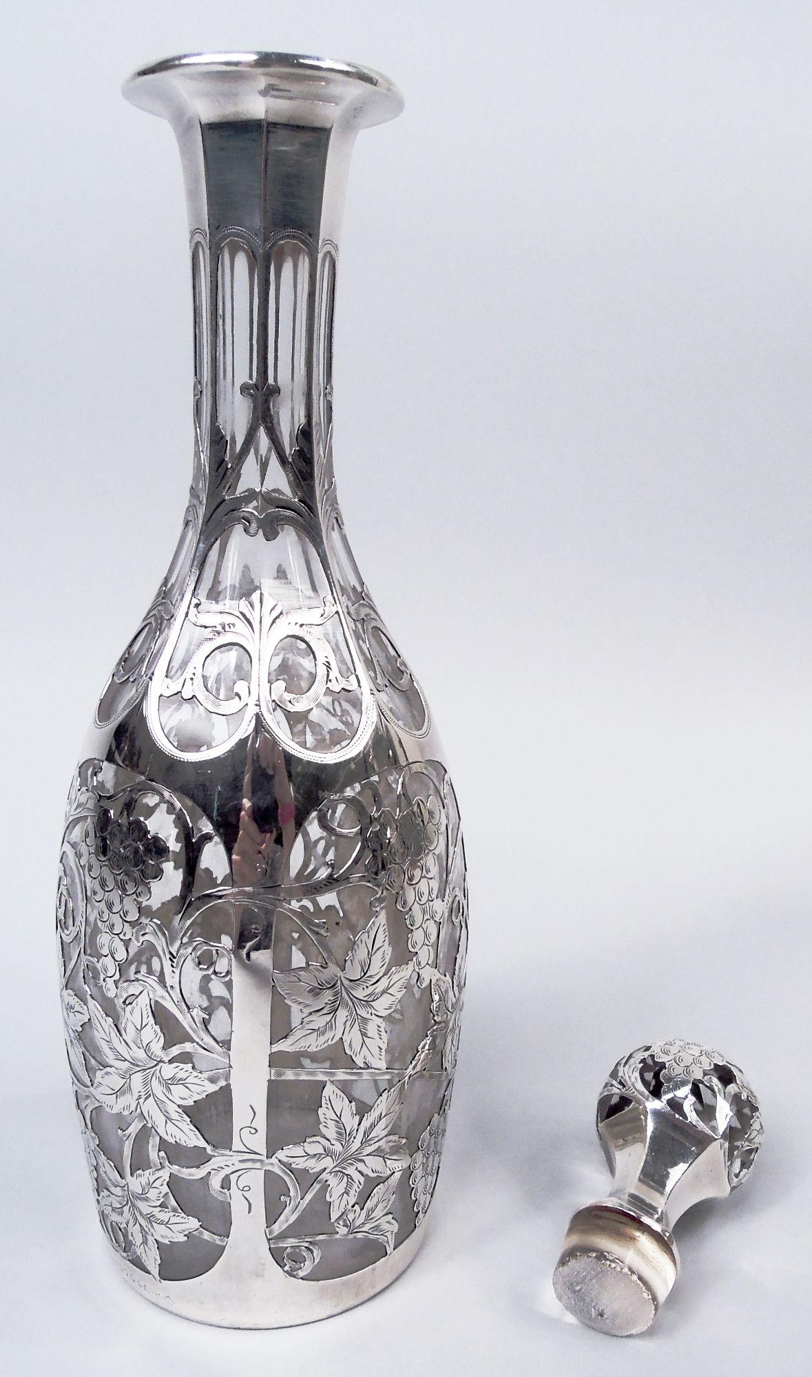 Paar Alvin Art Nouveau Weinrebe Silber Overlay Dekanter (Art nouveau) im Angebot