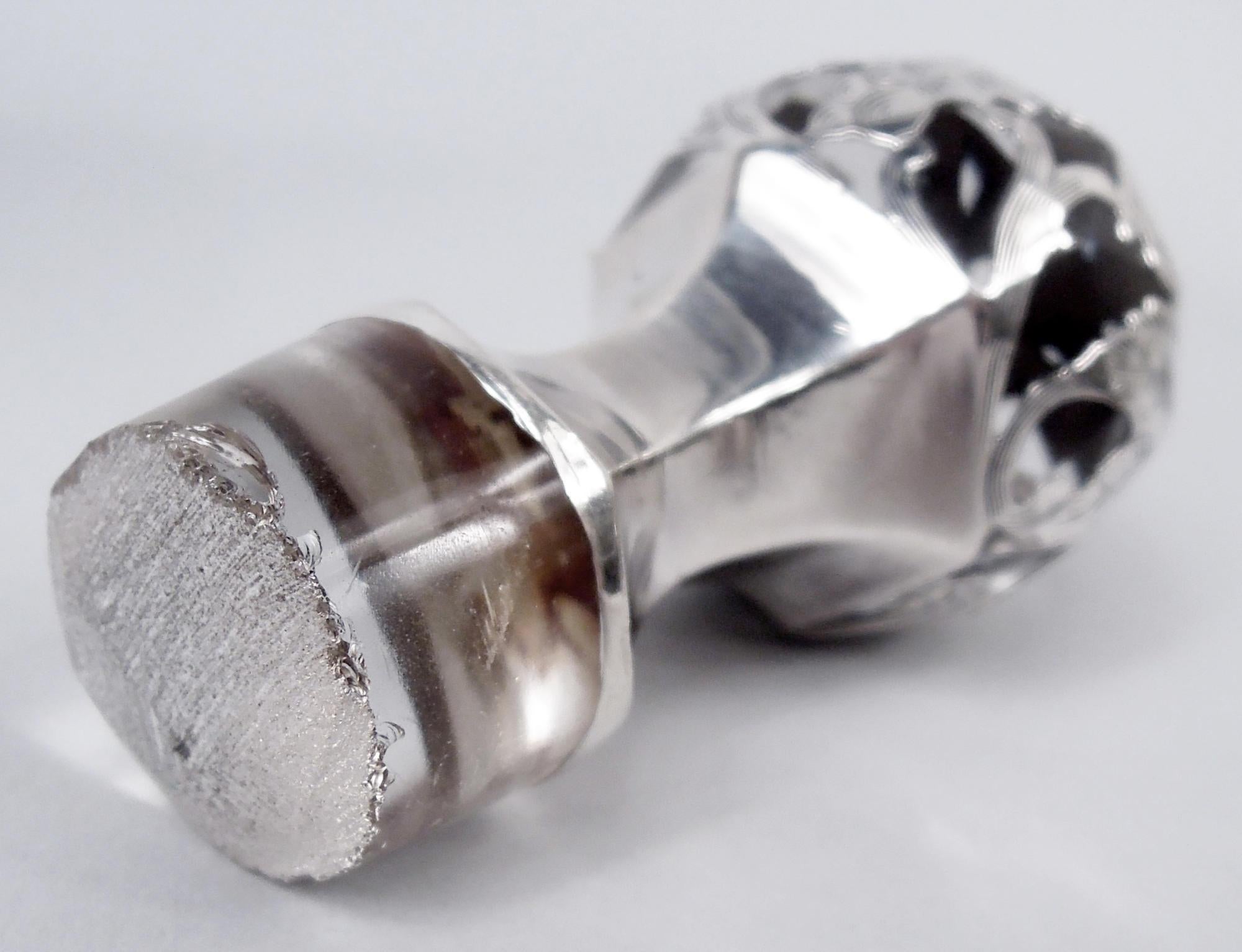 Paar Alvin Art Nouveau Weinrebe Silber Overlay Dekanter (20. Jahrhundert) im Angebot