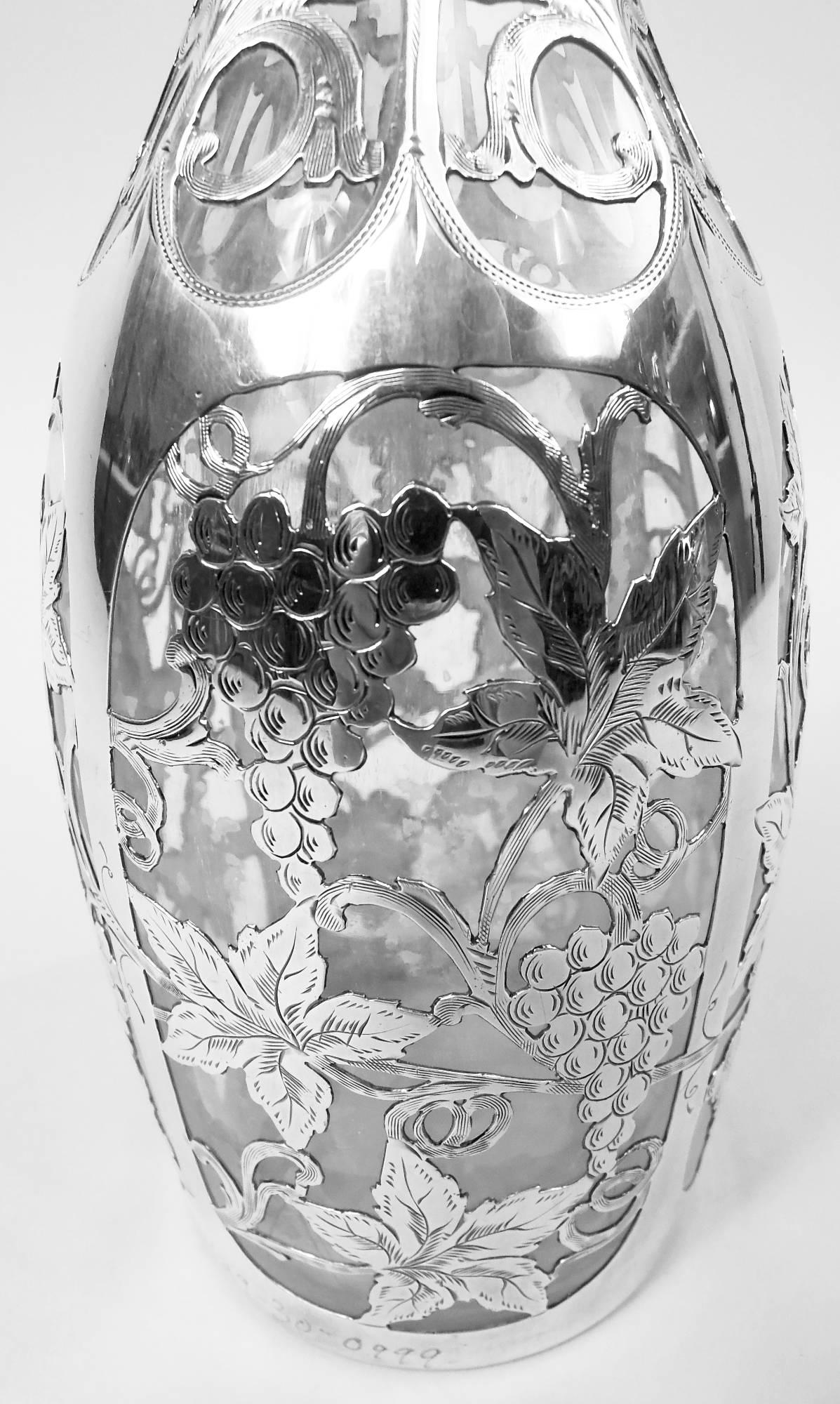 Paar Alvin Art Nouveau Weinrebe Silber Overlay Dekanter im Angebot 1