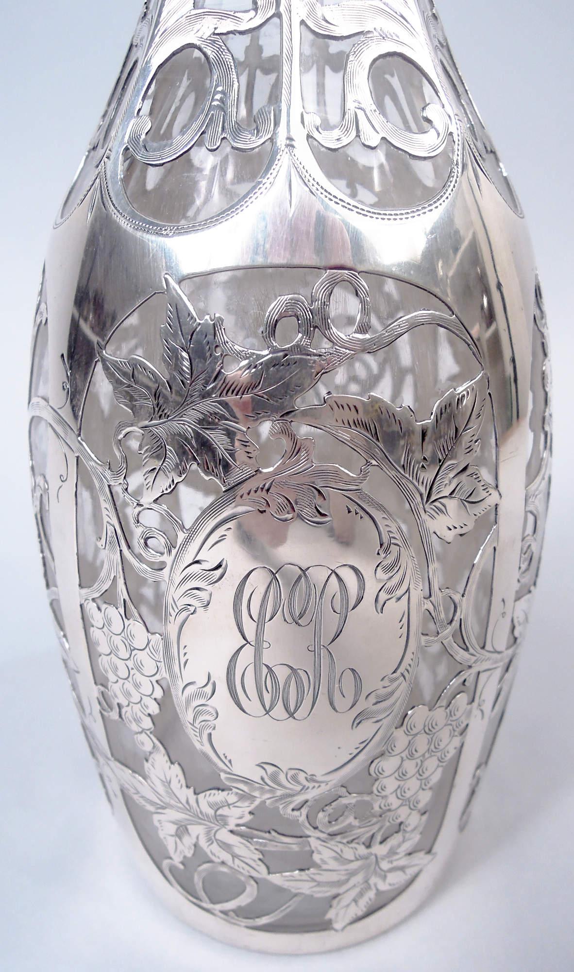 Paar Alvin Art Nouveau Weinrebe Silber Overlay Dekanter im Angebot 2