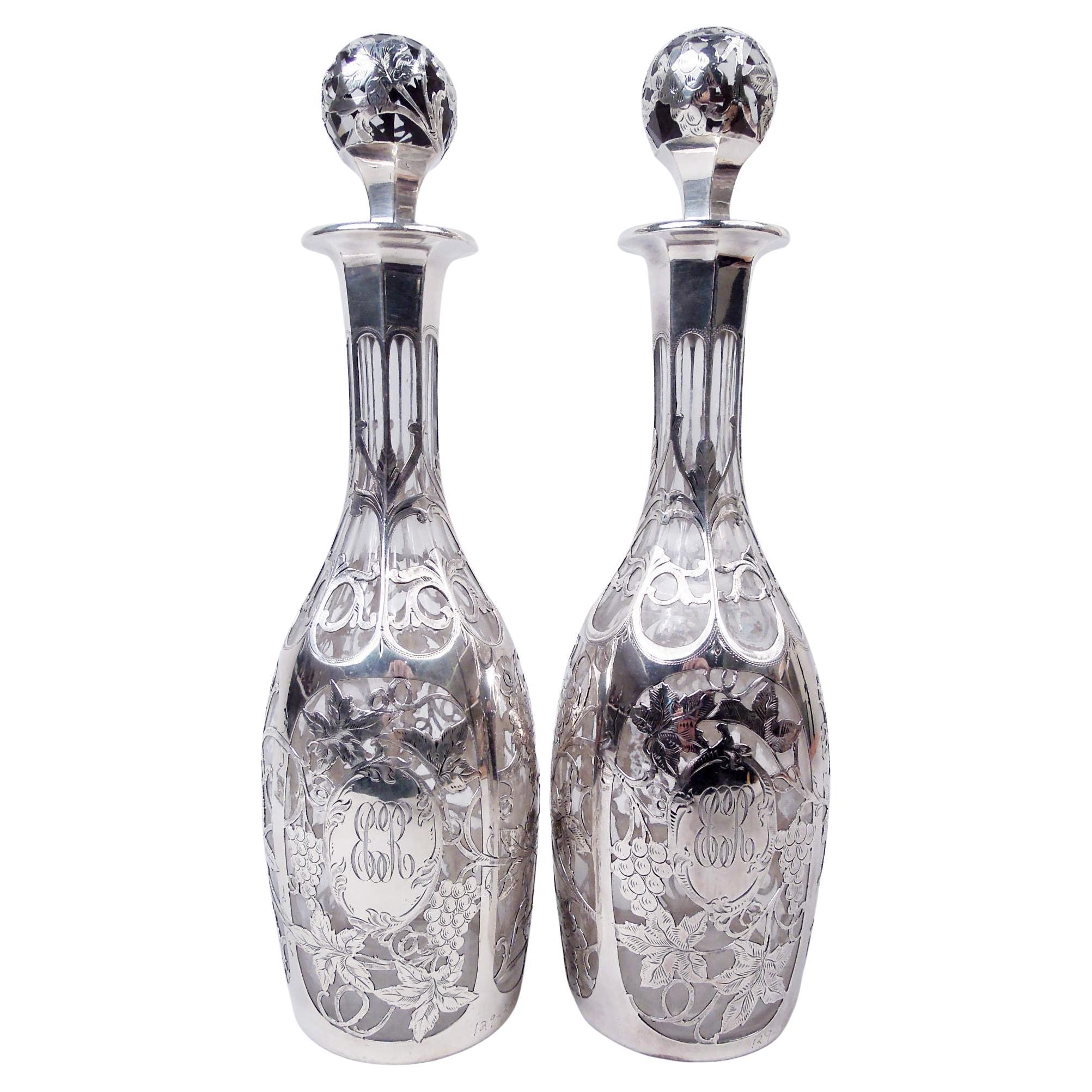 Coppia di decanter Alvin Art Nouveau a forma di vite con sovrapposizione d
argento