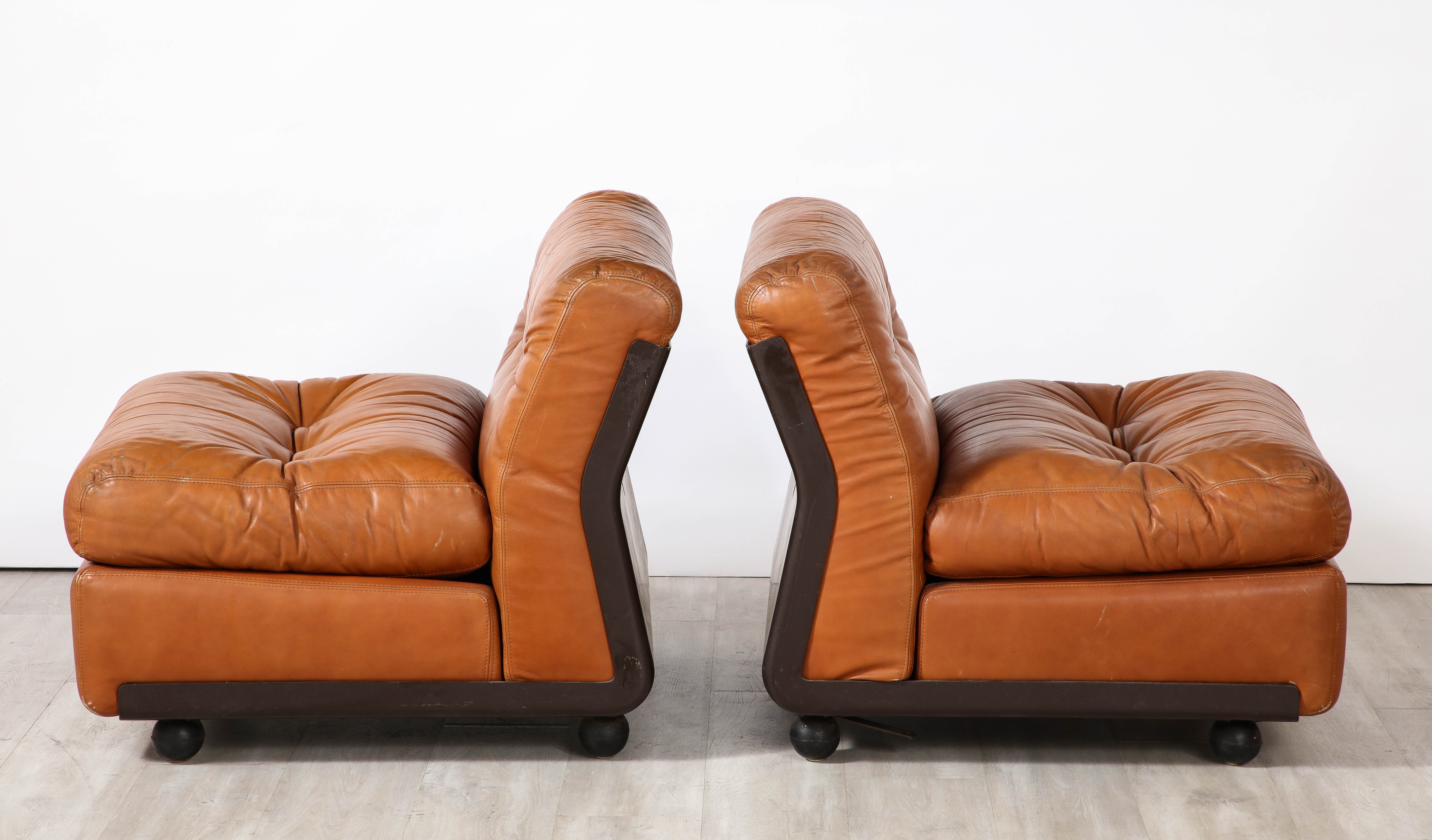 Paire de chaises longues en cuir brun cognac et en fibre de verre 