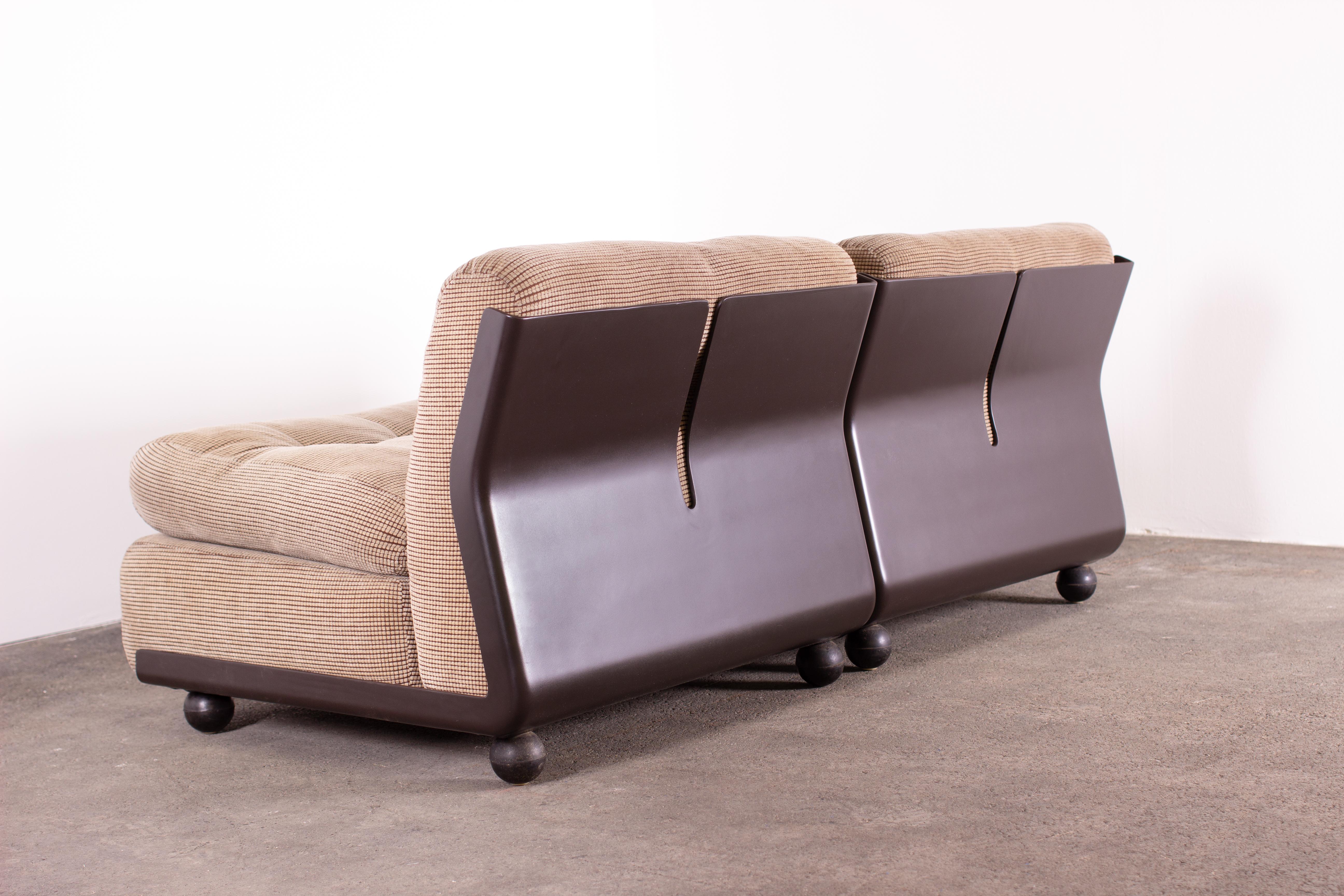 Set aus 2 ikonischen, modernen Amanta-Lounges von Mario Bellini für B&B Italia. Die braune, zickzackförmige Glasfaserschale beherbergt Sitzflächen, die mit einem sehr speziellen und attraktiven beigen Originalstoff gepolstert sind.

Mario Bellini