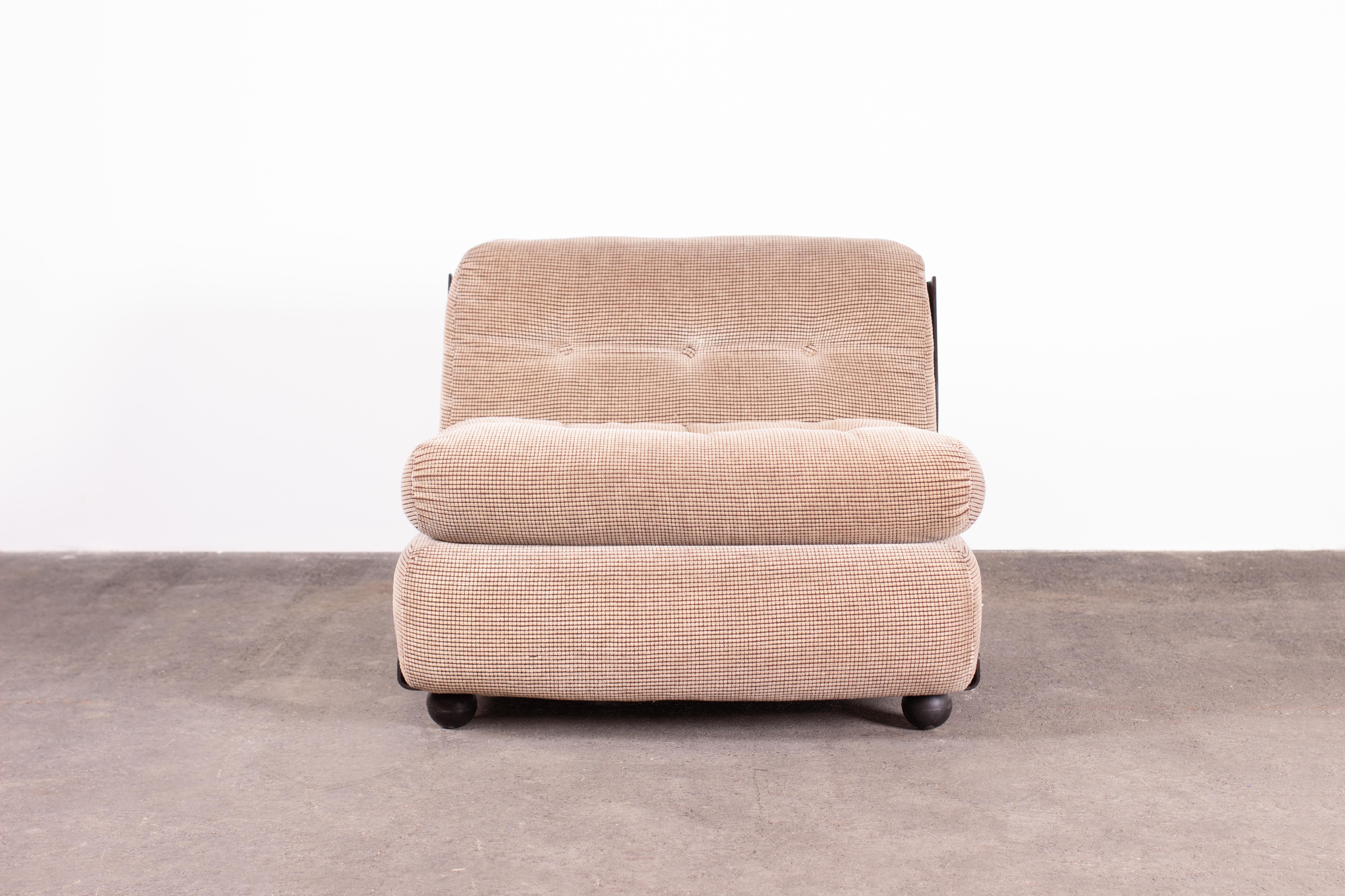Pair of Amanta Lounges by Mario Bellini for B&B Italia in Original Upholstery In Good Condition In Grand Cayman, KY
