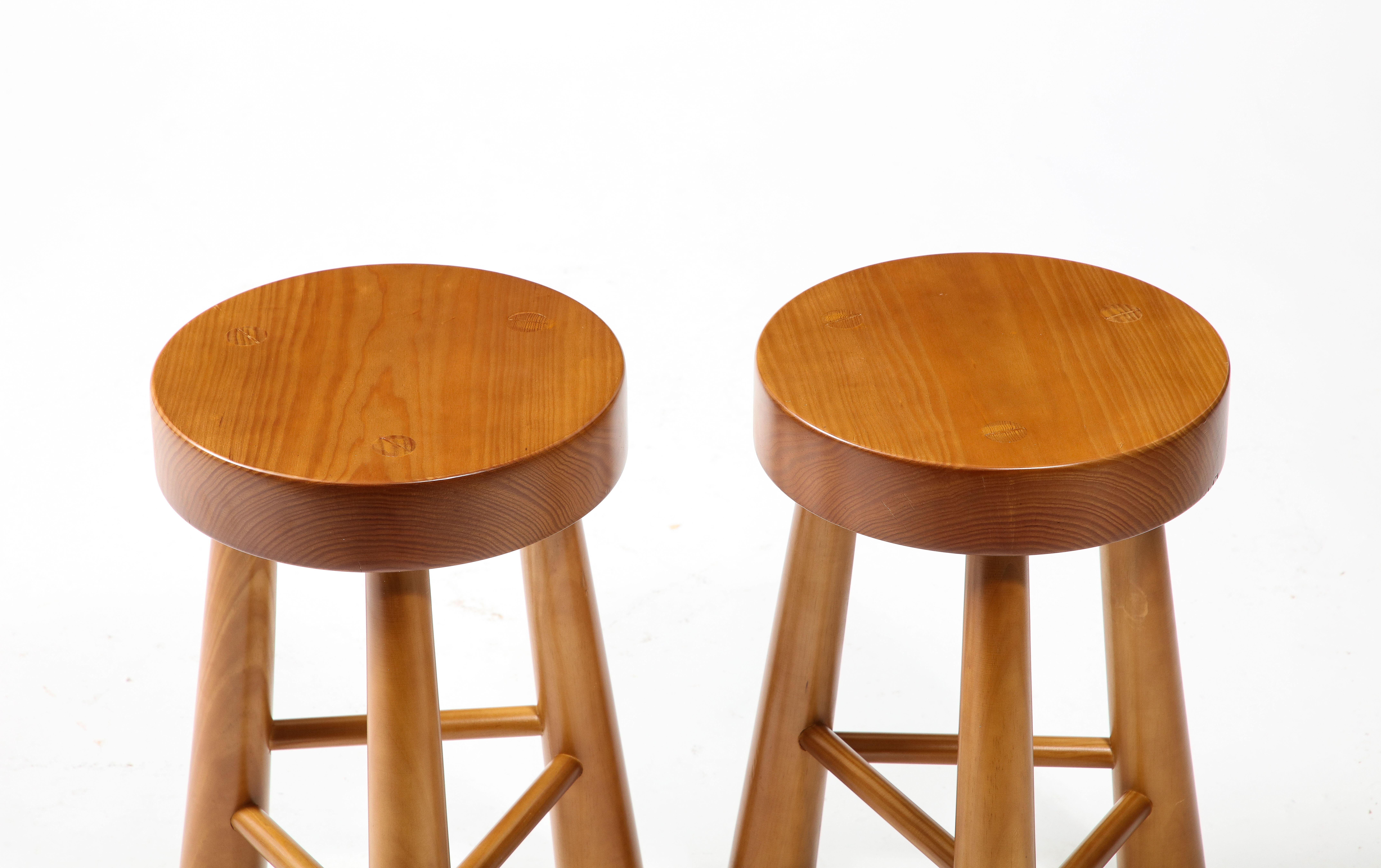 Solid pinewood tripod stool with truncoid shaped legs and dovetail mounting by Facto Atelier Paris, sold in pairs. Current production, made in France. Light neutral varnish finish. 