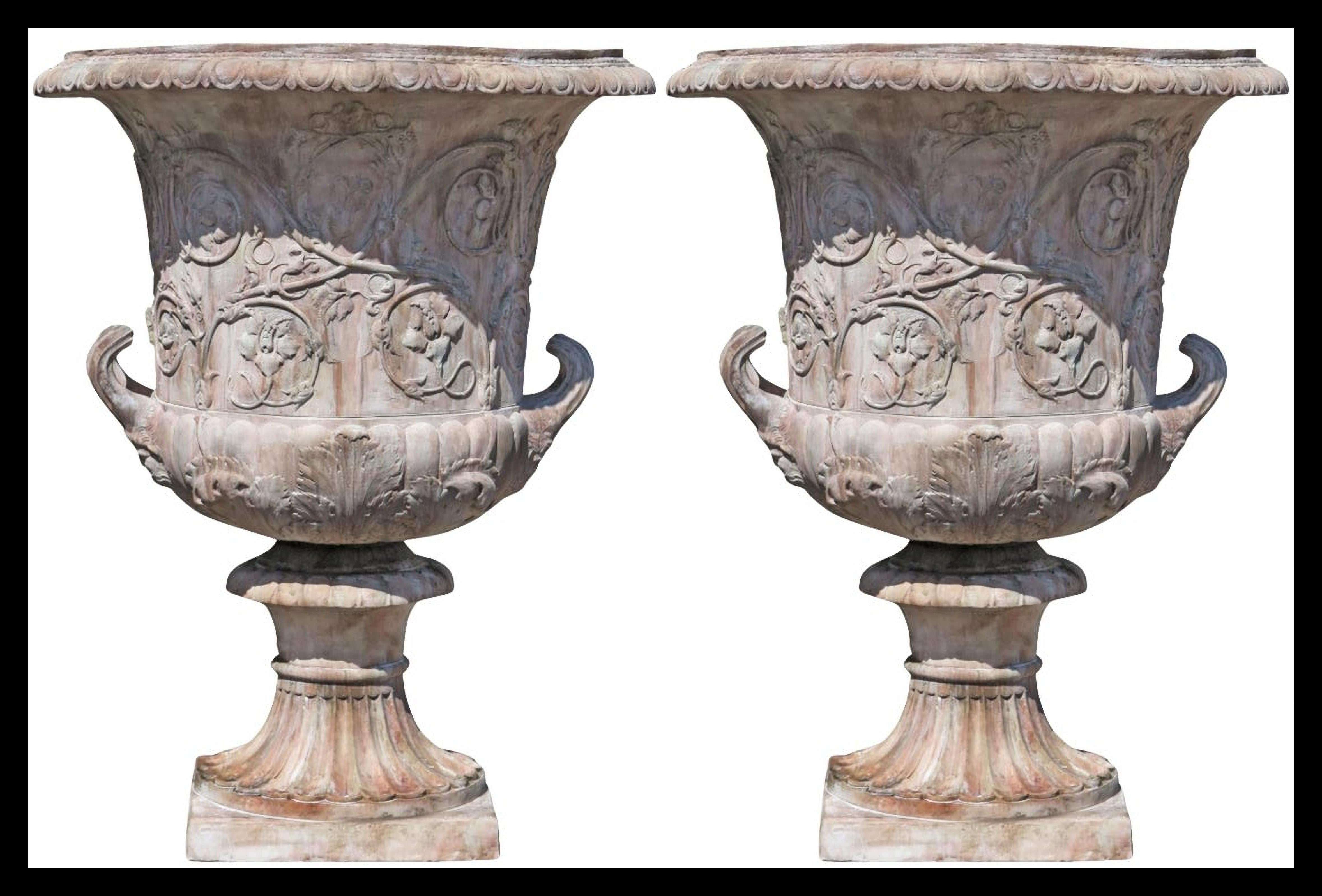 CAPITOLINE VASE OF PYRANESI BELL-SHAPED CRATER DECORATED WITH FLORAL SWIRLS AND ACANTUS LEAVES early 20th Century

Roman vase from the Classical era (1st century AD).
Bell-shaped krater decorated with floral scrolls and acanthus leaves.
This vase is