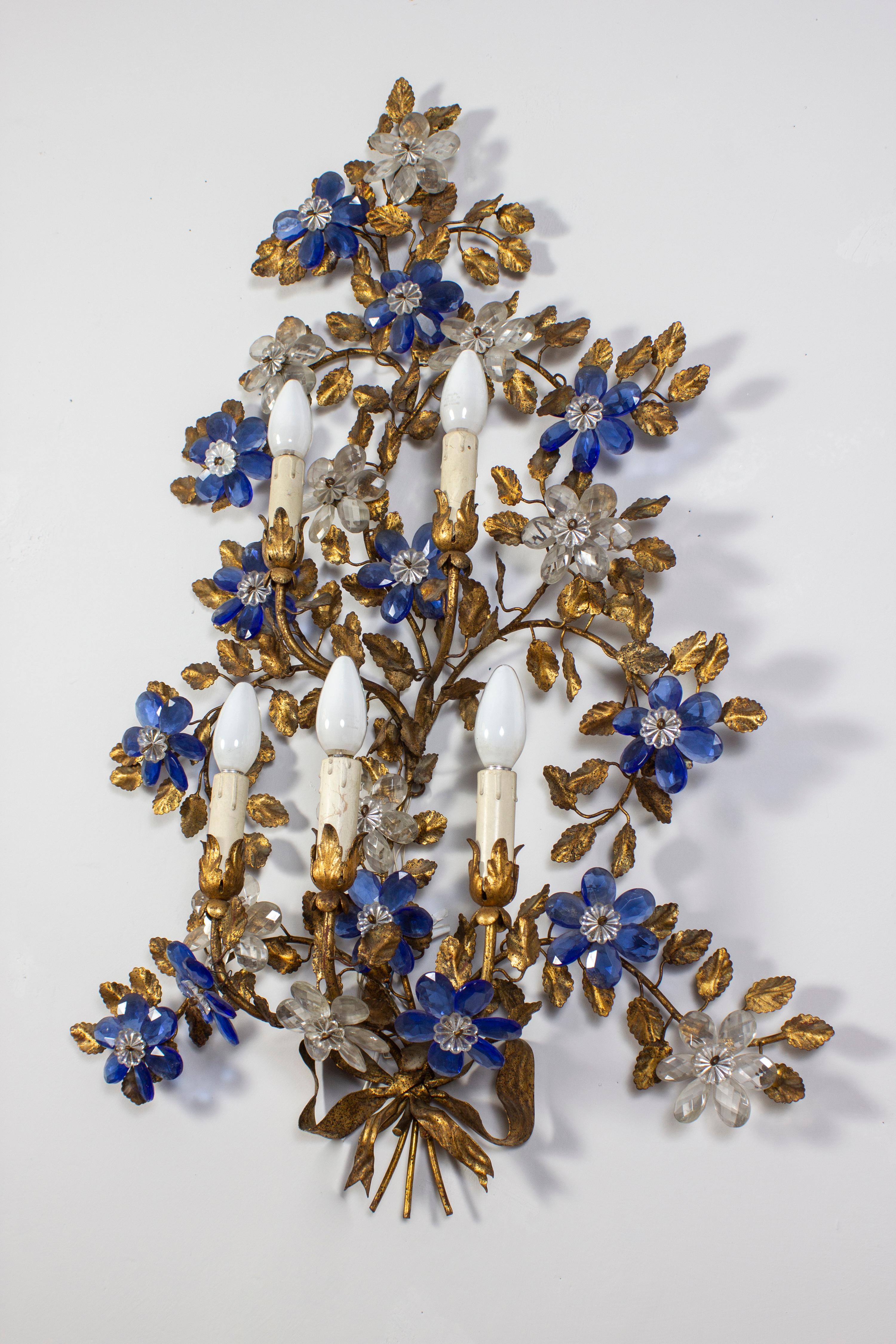 Paire étonnante de  Vintage By  5-lumière  appliques  par Banci, fabriqué par Banci Firenze dans les années 1970
Métal doré  structure décorée de 5 bras se terminant par des chandeliers. Fleurs en verre bleu et transparent en forme de fleurs.
 Très