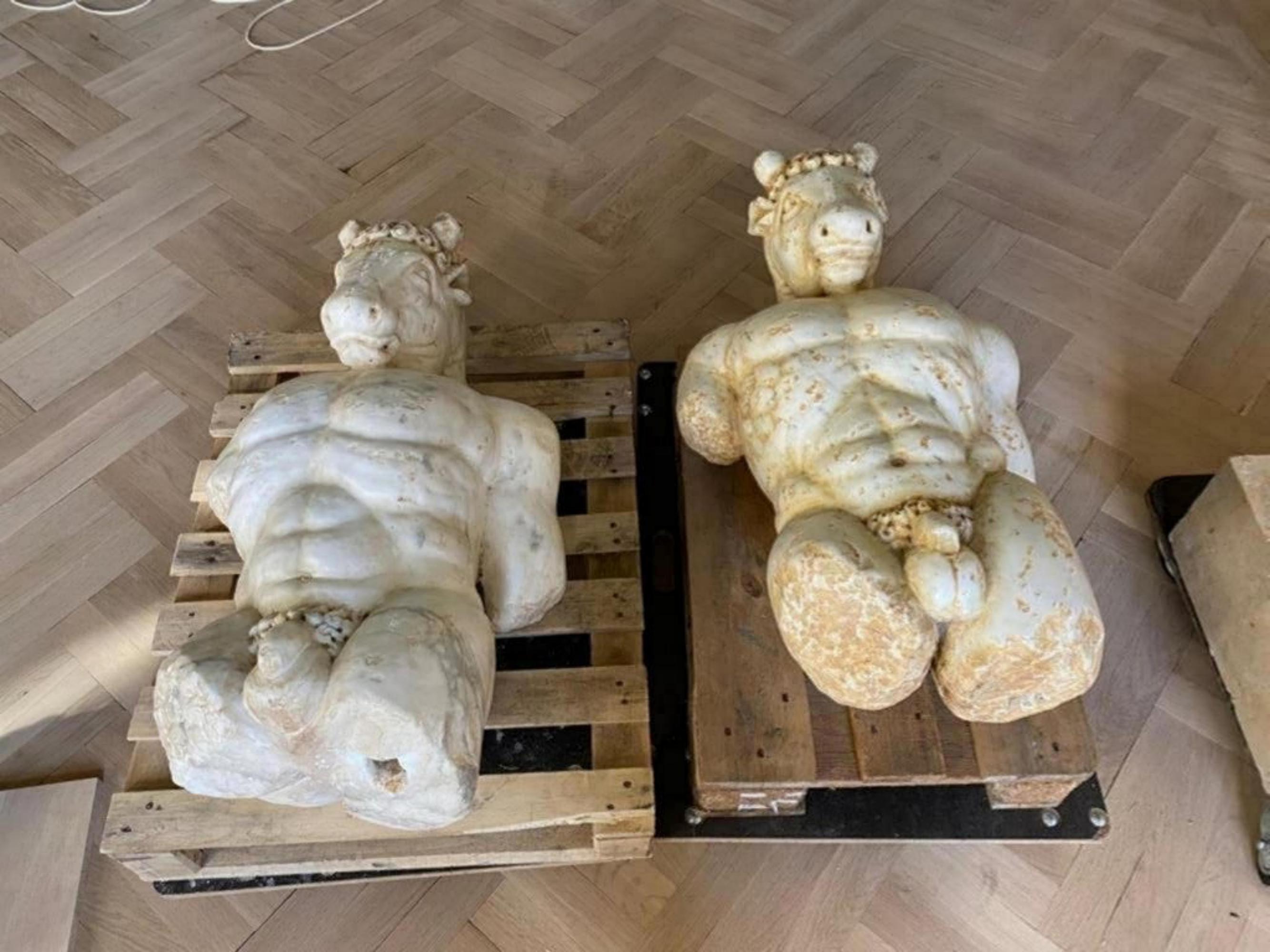 Paire d'incroyables sculptures italiennes en marbre de Carrare Minotauro du 17ème siècle en vente 2