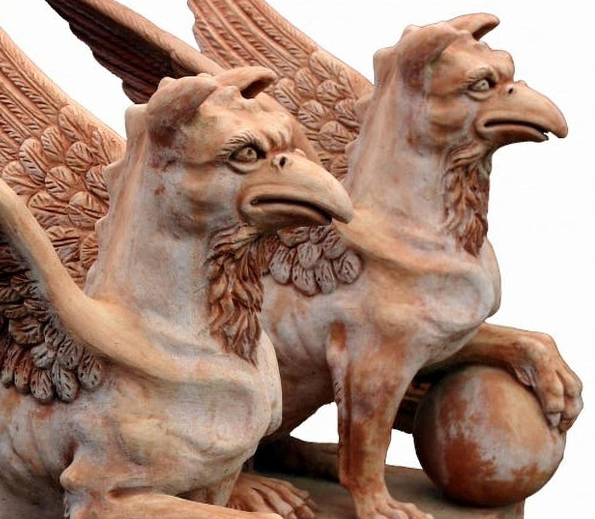 Baroque Paire d'étonnantes grandes et magnifiques grilles deERRACOTTA GRIFFINS 20ème siècle en vente