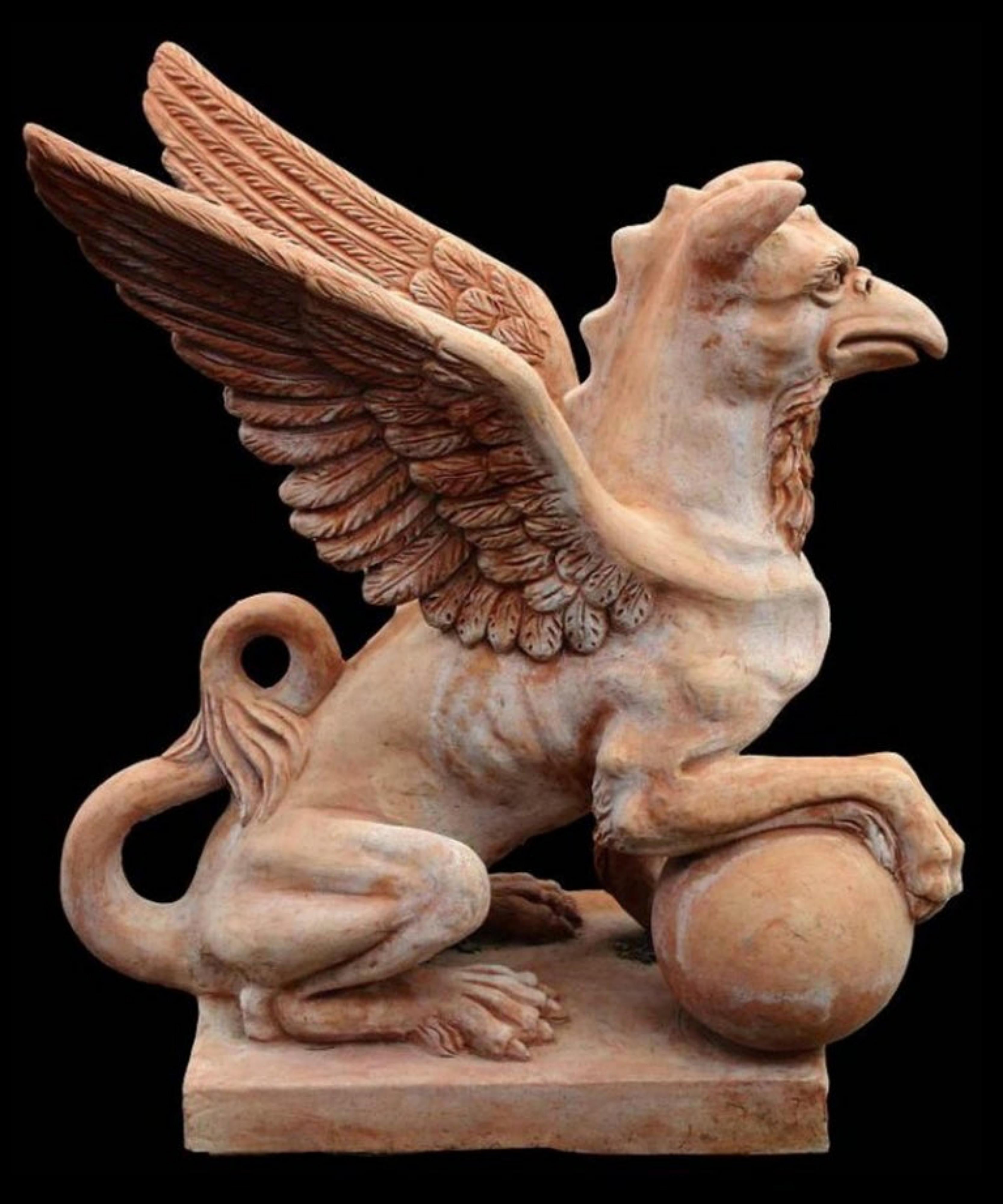 Fait main Paire d'étonnantes grandes et magnifiques grilles deERRACOTTA GRIFFINS 20ème siècle en vente