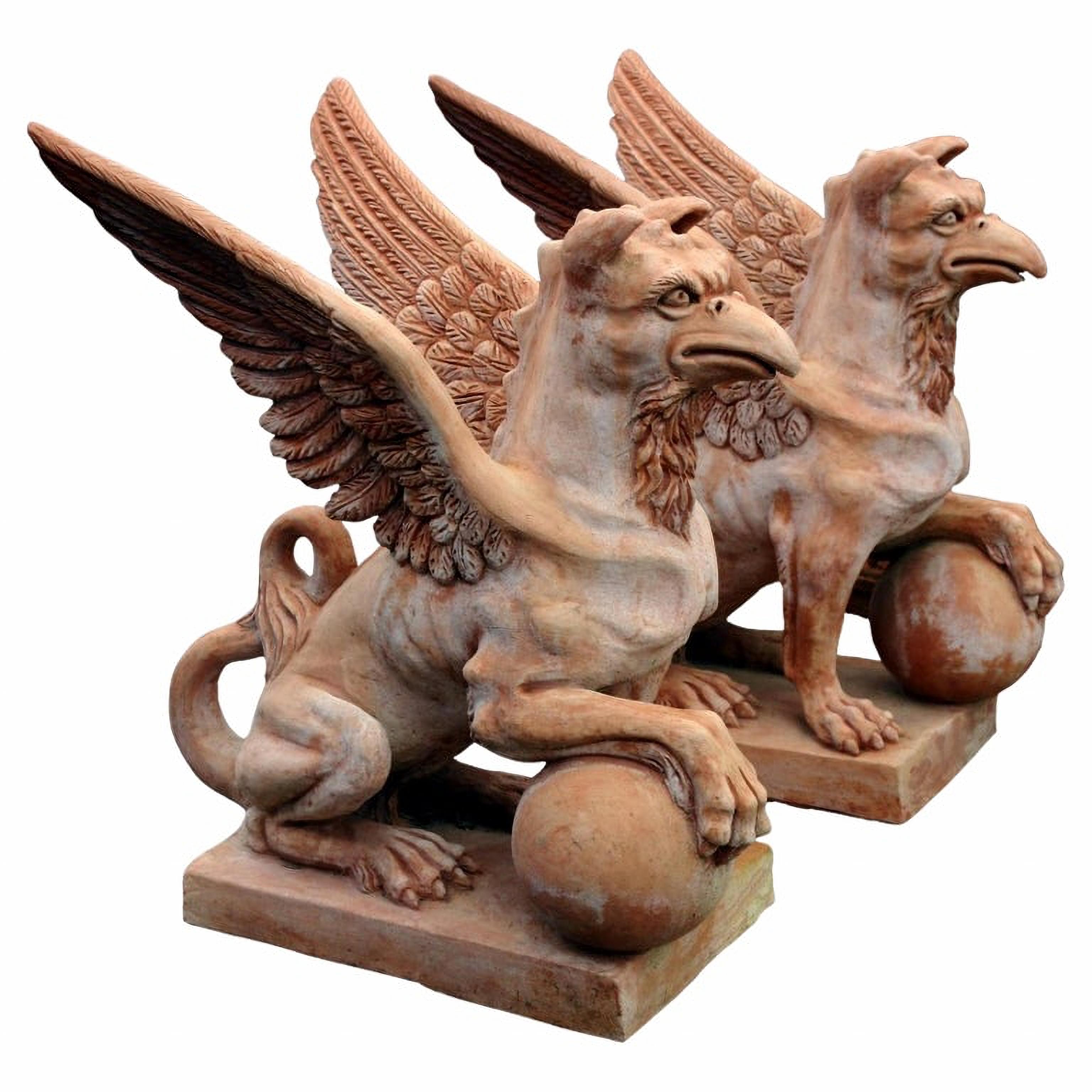 Paire d'étonnantes grandes et magnifiques grilles deERRACOTTA GRIFFINS 20ème siècle Bon état - En vente à Madrid, ES