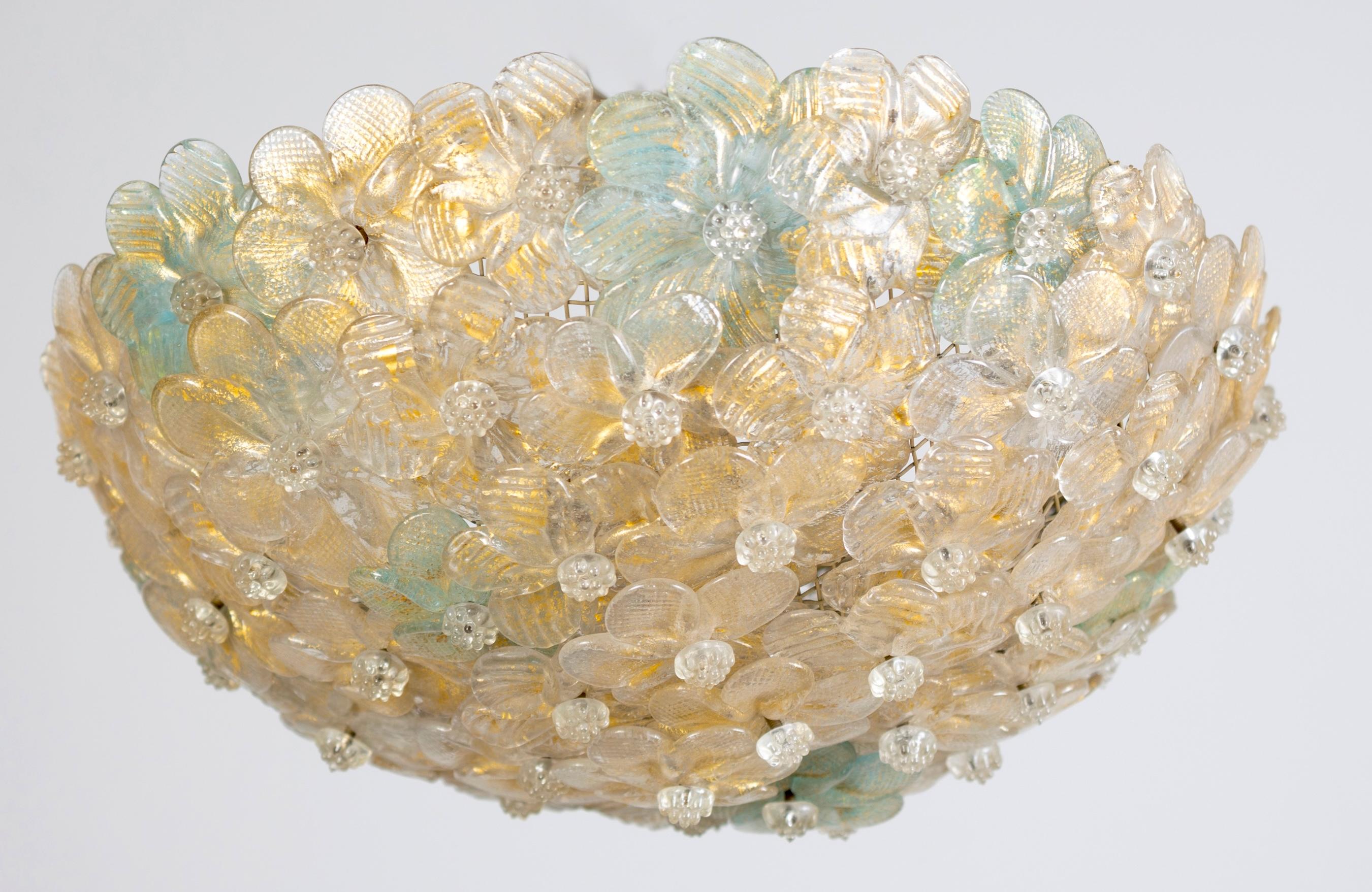 Paar erstaunliche Mid-Century Modern mundgeblasen Italienisch flush mount oder Deckenleuchte  mit überlappenden Kristallblüten, Gold mit Blattgoldeinschlüssen und hellblauen Blüten, montiert auf einem gewebten, bemalten Rahmen. 


Jeweils mit 2 x E