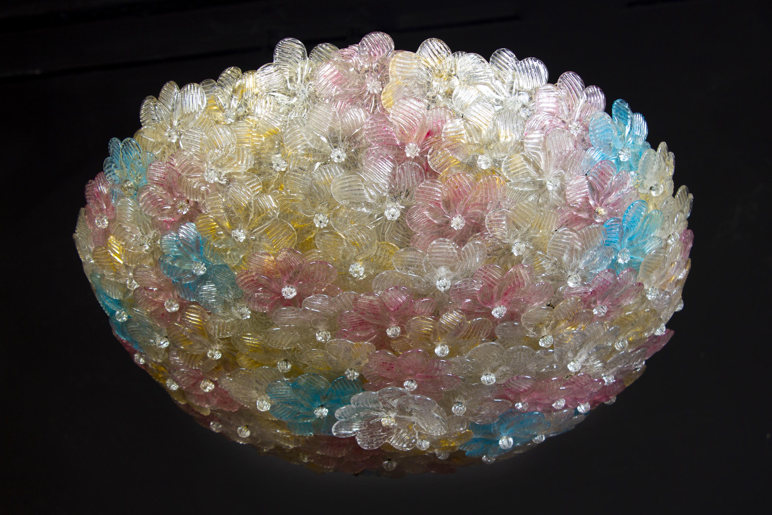 Mehrfarbiger Blumenkorb aus Muranoglas. Zwei E27 Glühbirnen 6W.
Verkabelt für US-Standards.