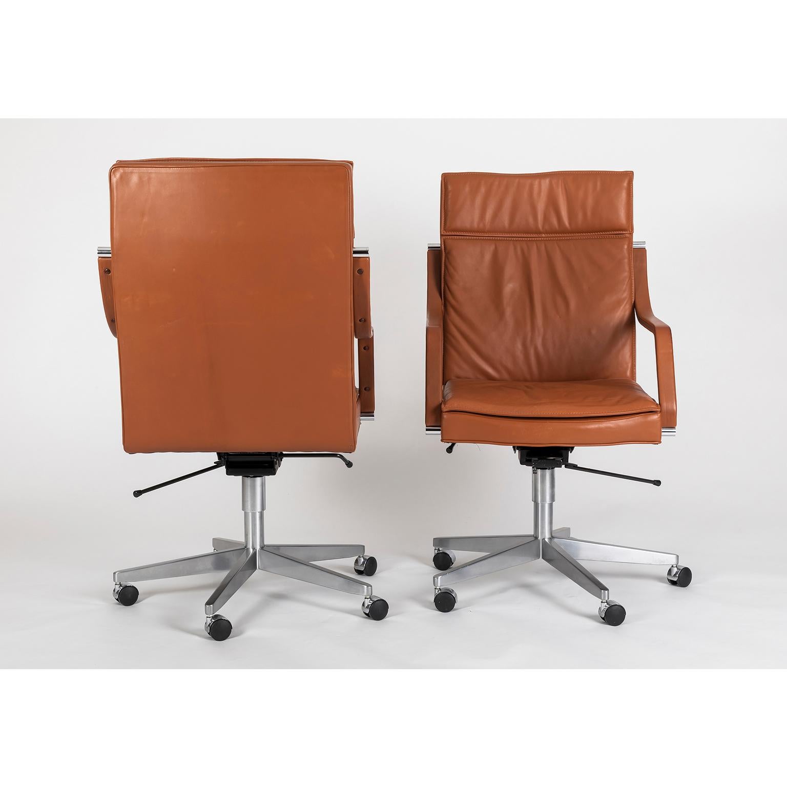 Beautiful and very confortable pair of office chairs by Geoffrey Hartcourt for Artifort. 

Original leather in a good vintage condition.

Measures: Width 60 cm; depth 67 cm; total height 102 cm; arm height 63 cm; seat height 44 cm