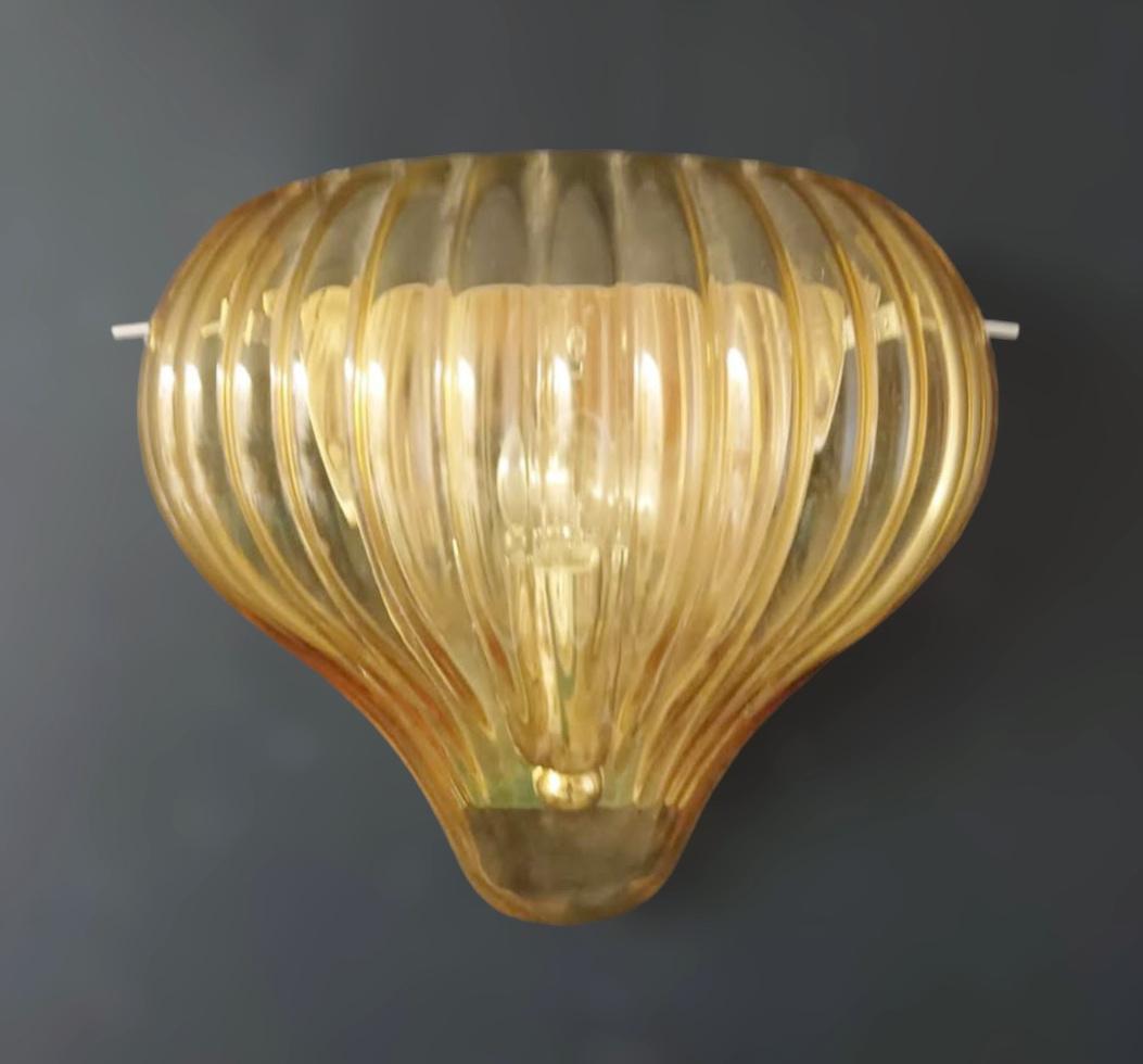 Italian wall light with an amber ribbed Murano glass shade in the shape of a balloon, mounted on metal frame / Made in Italy in the style of Mazzega
Measures: Height 8.5 inches, width 9.5 inches, depth 5 inches
1 light / E12 or E14 type / max 40W
1