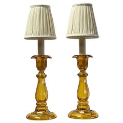 Un par de candelabros de ámbar