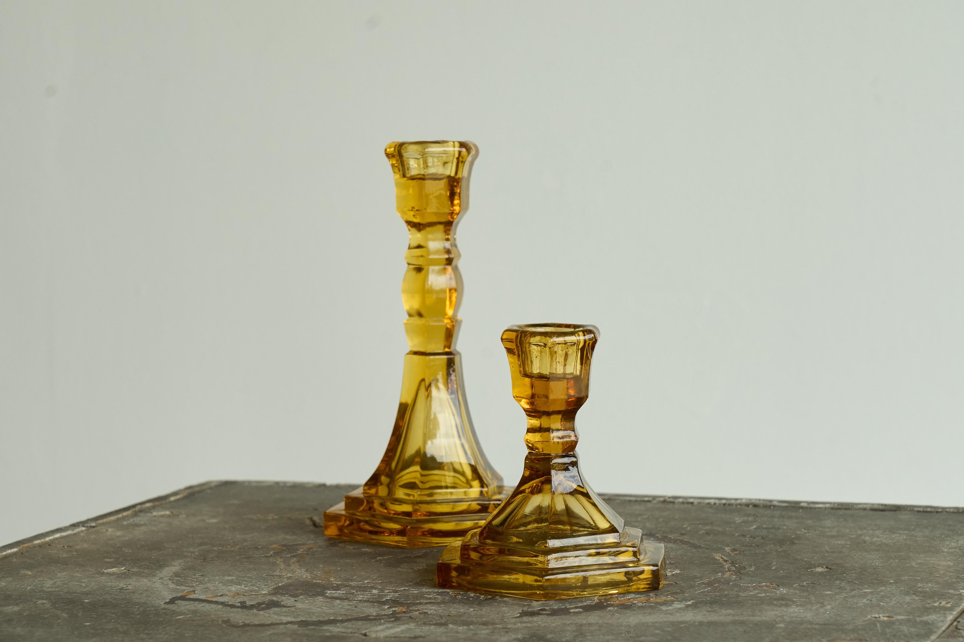 Paar bernsteinfarbene Art-Déco-Kerzenhalter aus Pressglas 1930er Jahre im Angebot 2