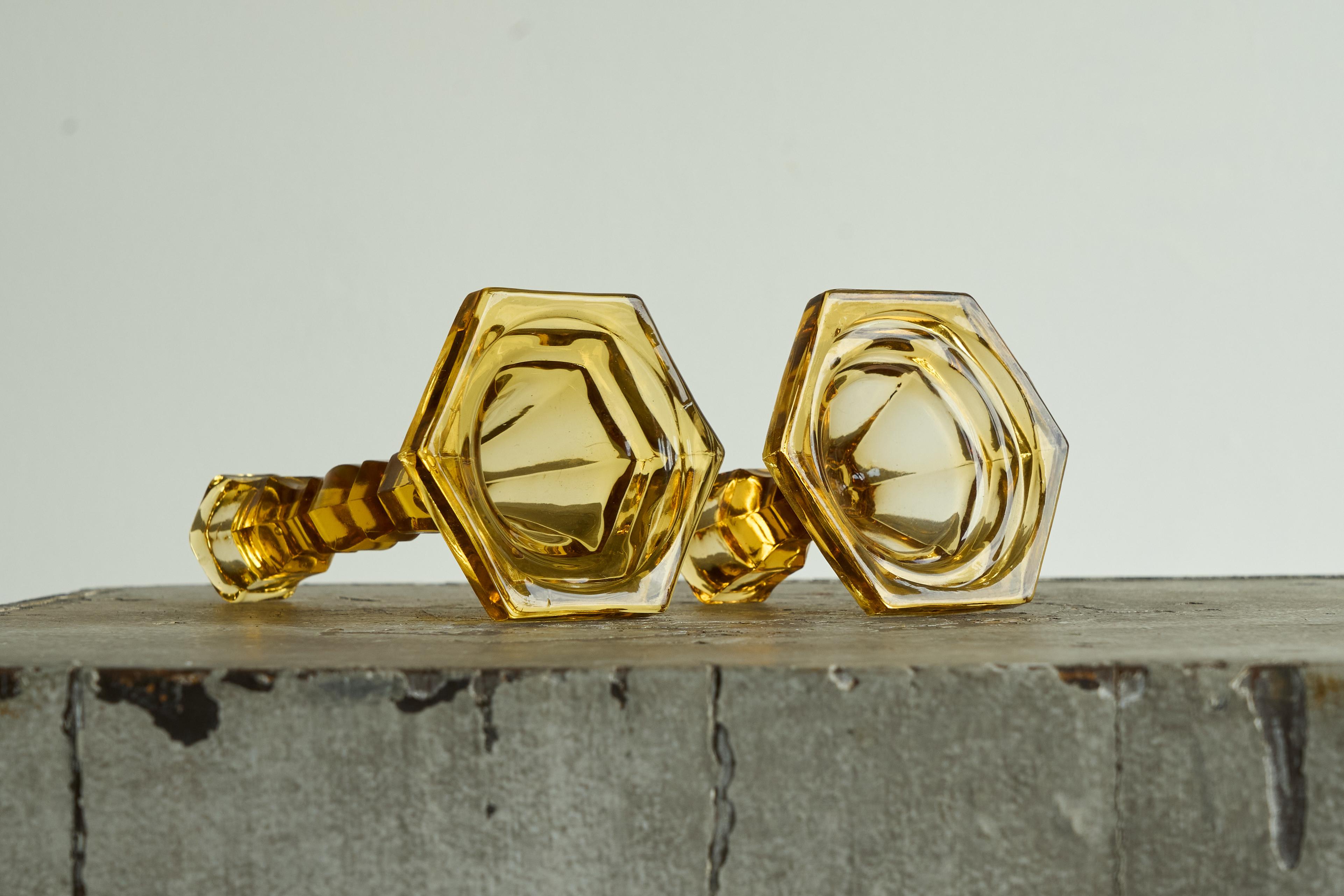 Paar bernsteinfarbene Art-Déco-Kerzenhalter aus Pressglas 1930er Jahre im Angebot 3