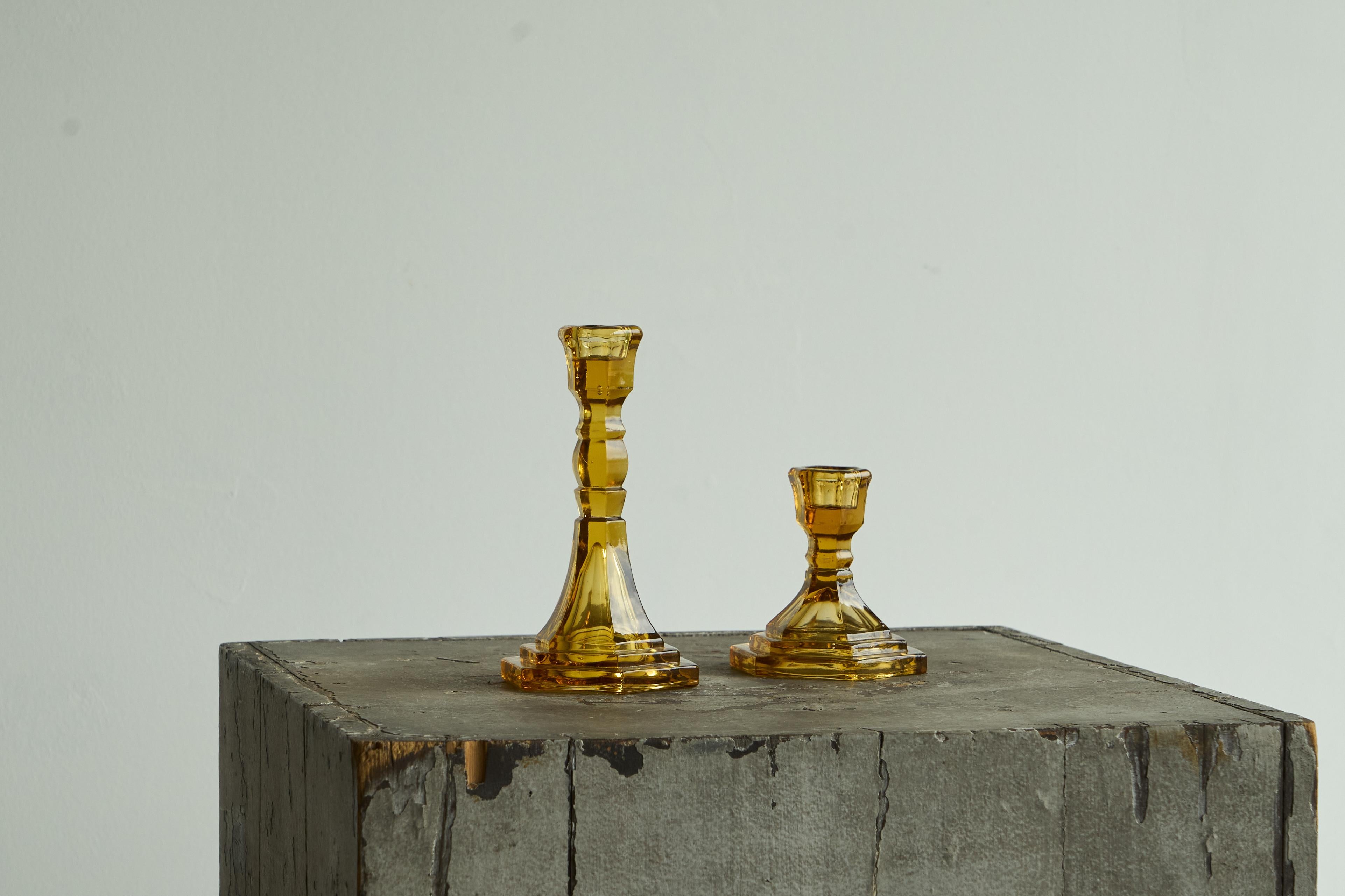 Paar bernsteinfarbene Art-Déco-Kerzenhalter aus Pressglas, 1930er Jahre.

Ein wunderschönes Paar bernsteinfarbener Kerzenhalter mit einem sehr ausgeprägten Art-Deco-Design - aus Pressglas und vermutlich europäisch. 

Tolles Design, aber vor allem