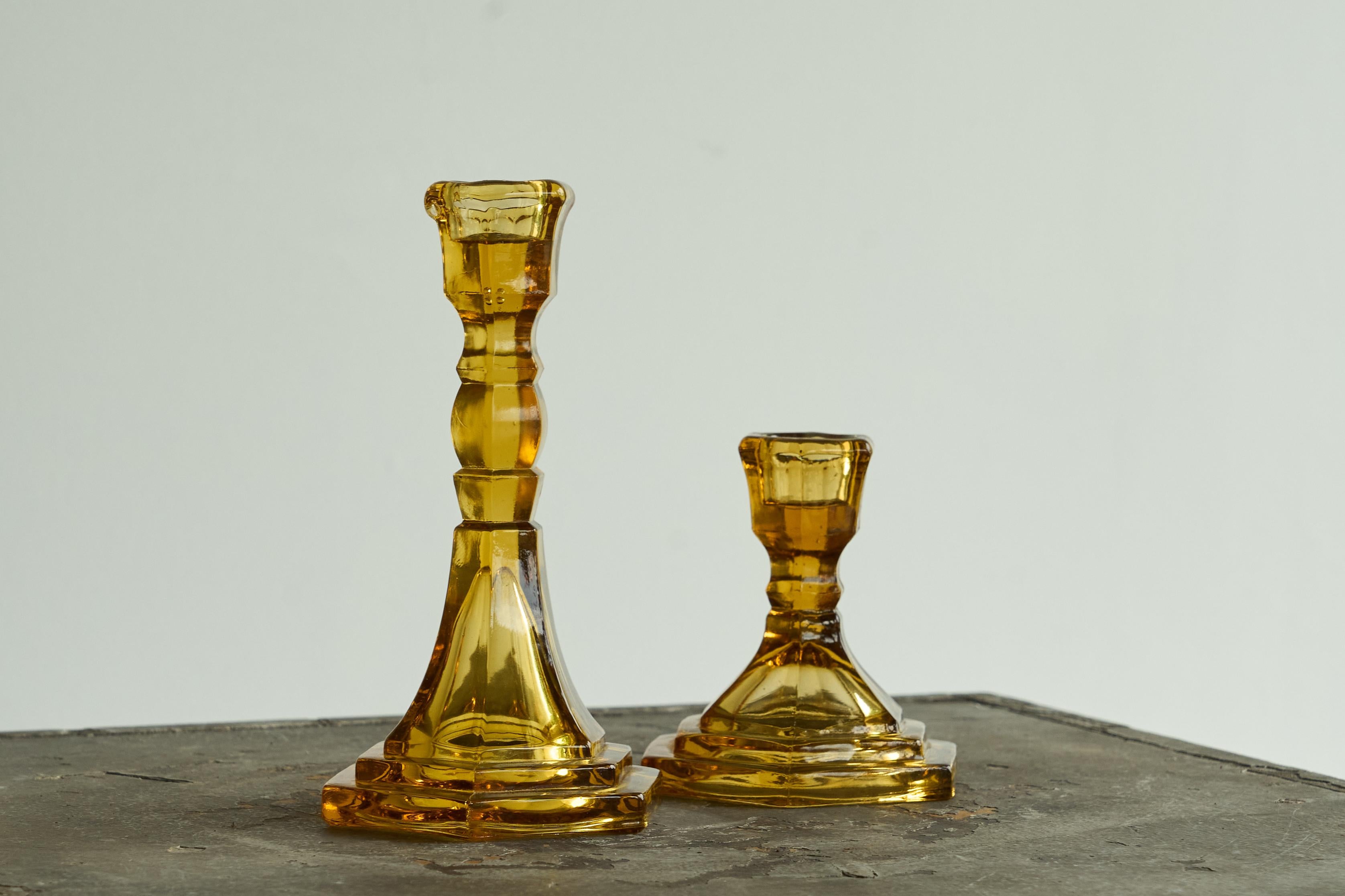 Paar bernsteinfarbene Art-Déco-Kerzenhalter aus Pressglas 1930er Jahre (Europäisch) im Angebot