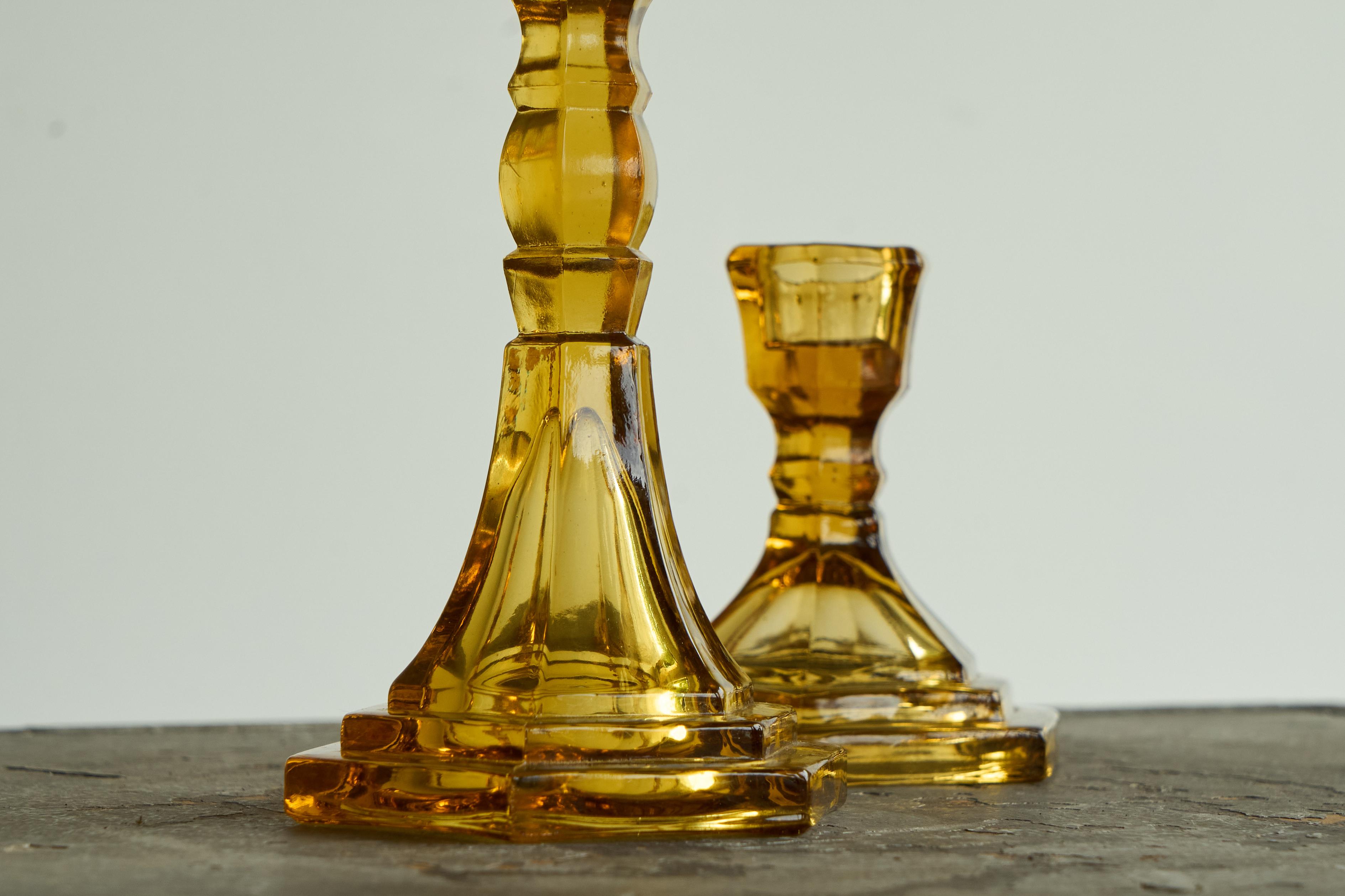 Paar bernsteinfarbene Art-Déco-Kerzenhalter aus Pressglas 1930er Jahre (Handgefertigt) im Angebot