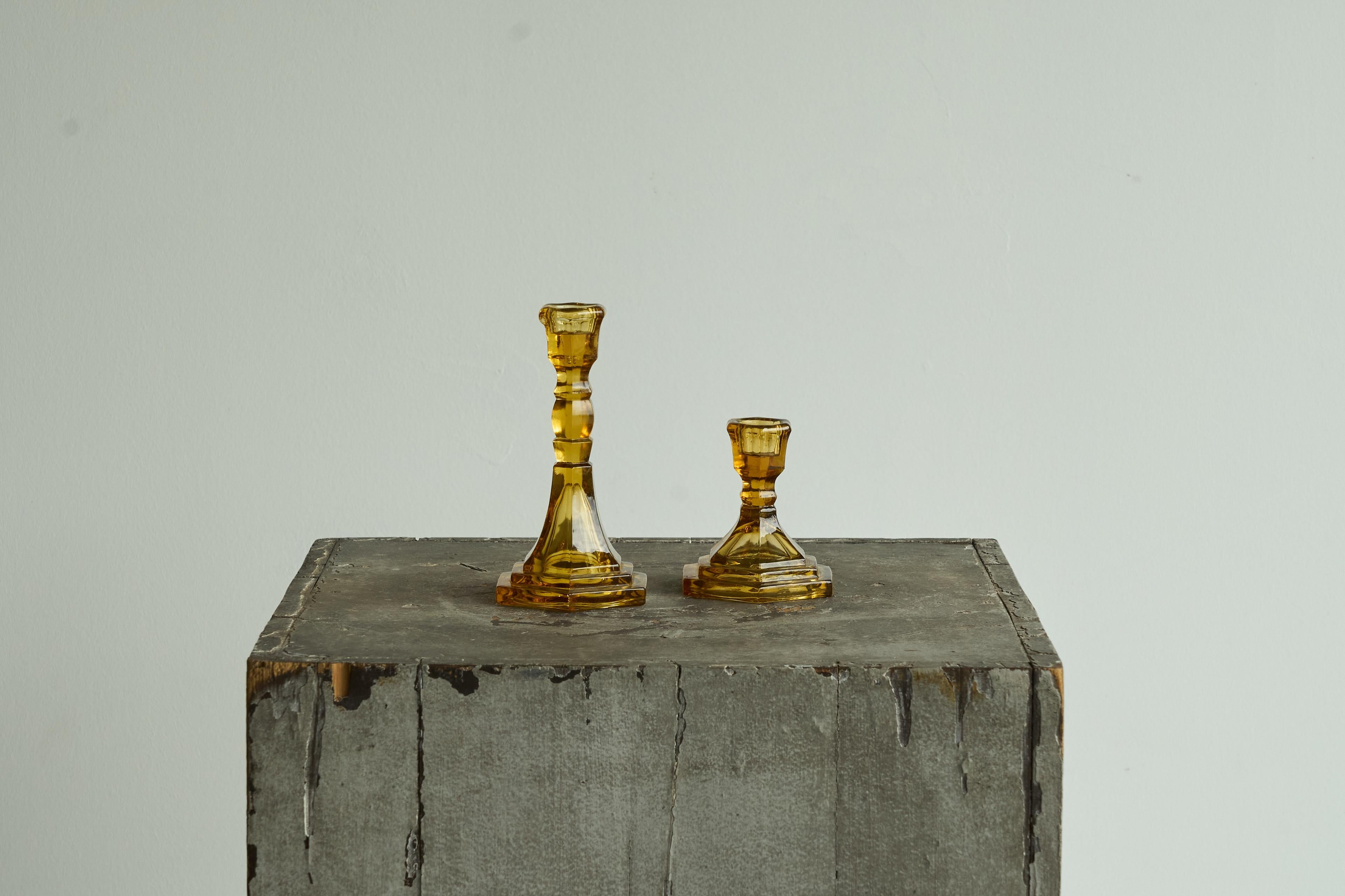 Paar bernsteinfarbene Art-Déco-Kerzenhalter aus Pressglas 1930er Jahre im Zustand „Gut“ im Angebot in Meer, VAN