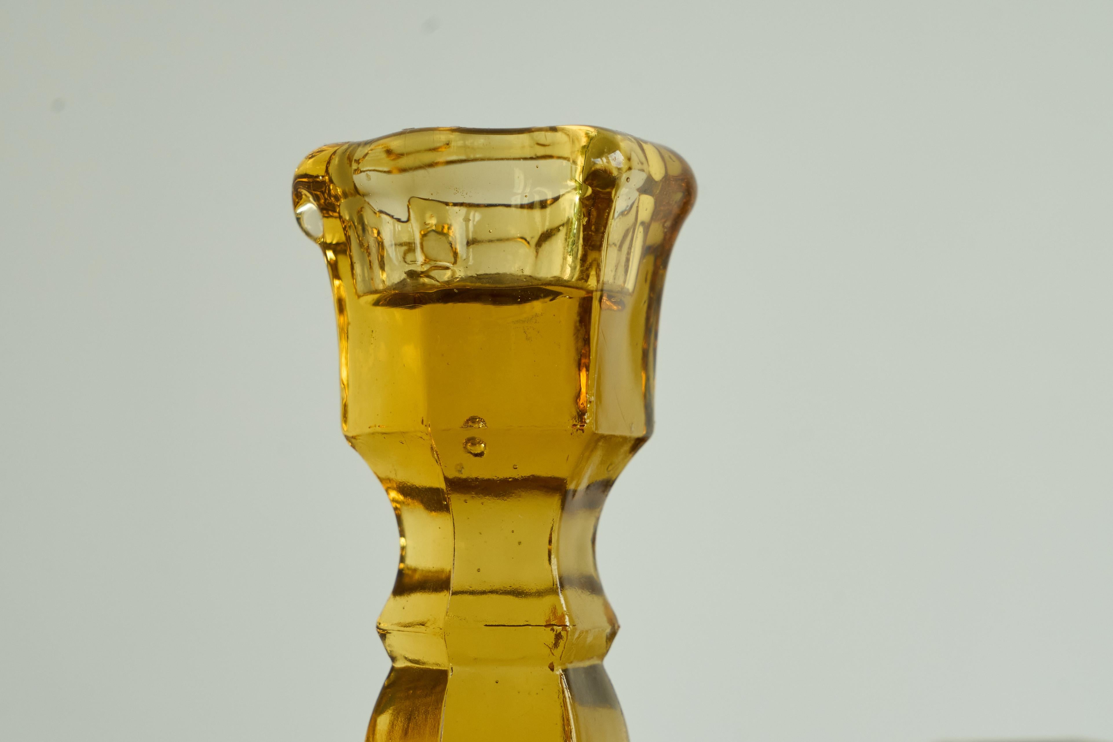 Paar bernsteinfarbene Art-Déco-Kerzenhalter aus Pressglas 1930er Jahre (20. Jahrhundert) im Angebot