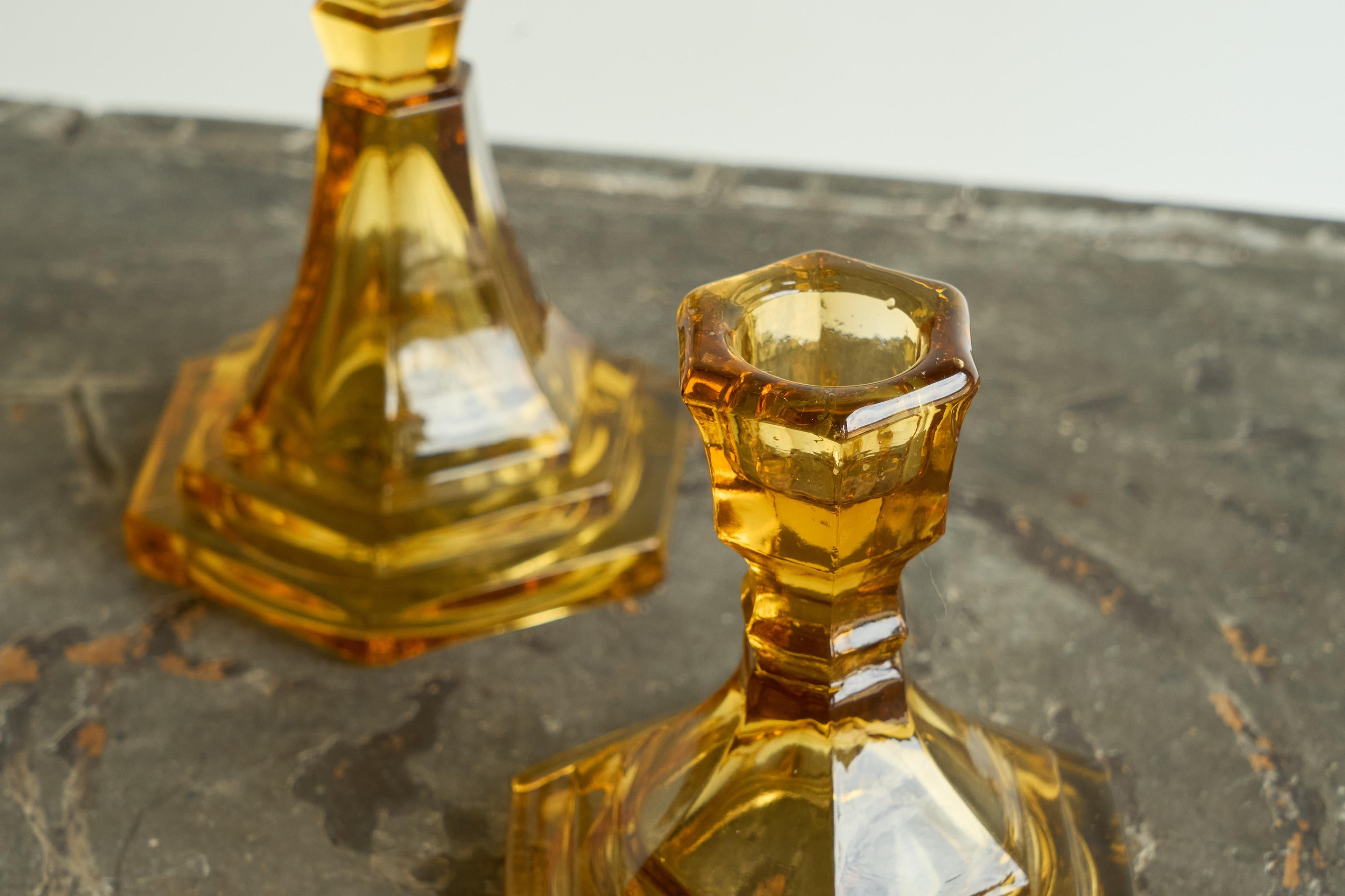 Paar bernsteinfarbene Art-Déco-Kerzenhalter aus Pressglas 1930er Jahre im Angebot 1