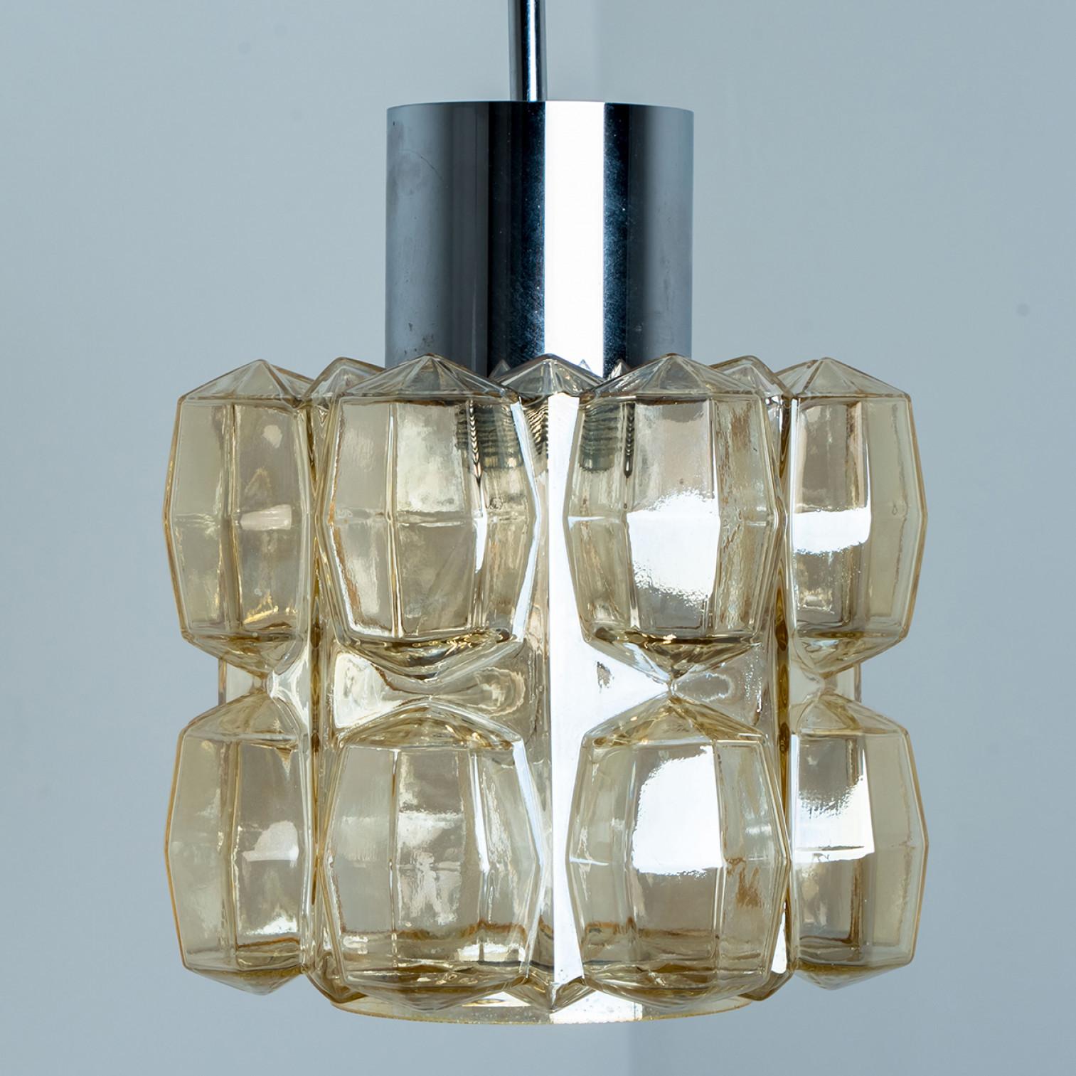Coppia di pendenti in vetro ambrato e cromo di Helena Tynell, 1960 in vendita 2