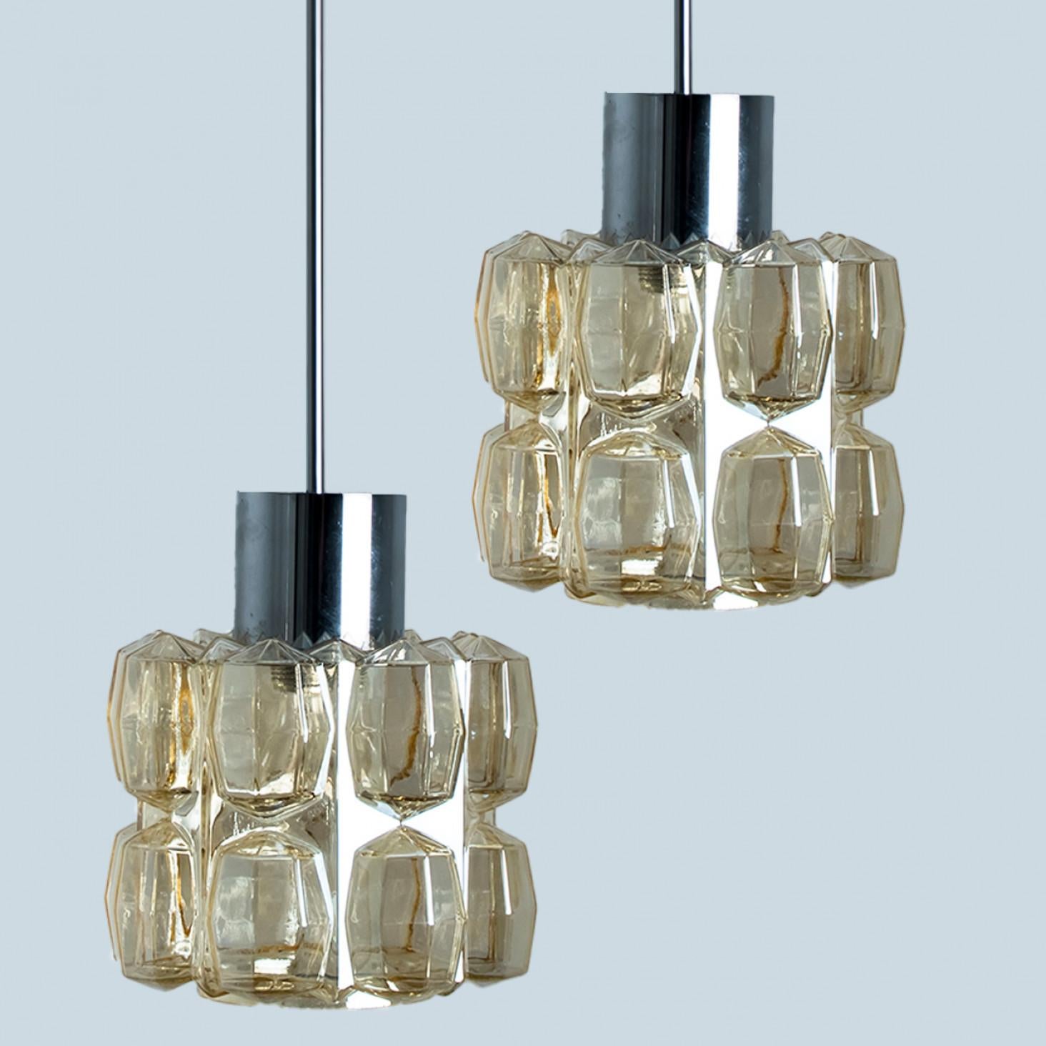 Coppia di pendenti in vetro ambrato e cromo di Helena Tynell, 1960 in vendita 6