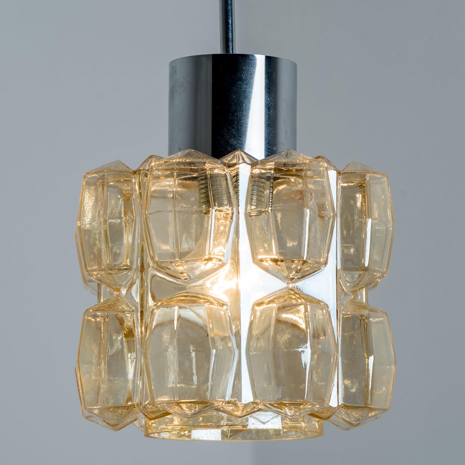 Tedesco Coppia di pendenti in vetro ambrato e cromo di Helena Tynell, 1960 in vendita