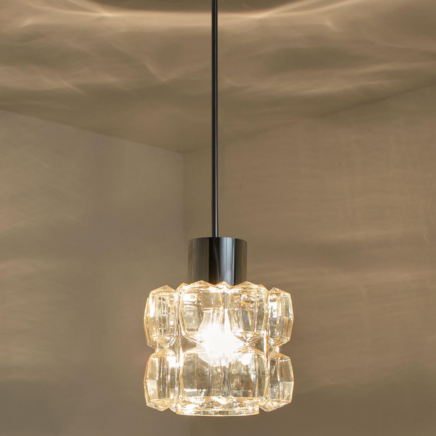 Altro Coppia di pendenti in vetro ambrato e cromo di Helena Tynell, 1960 in vendita