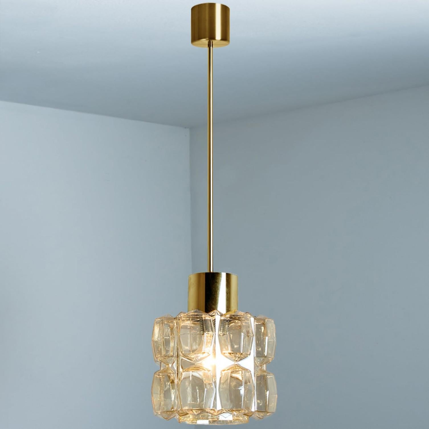 Paire de pendentifs en verre ambré et or par Helena Tynell, 1960 en vente 2