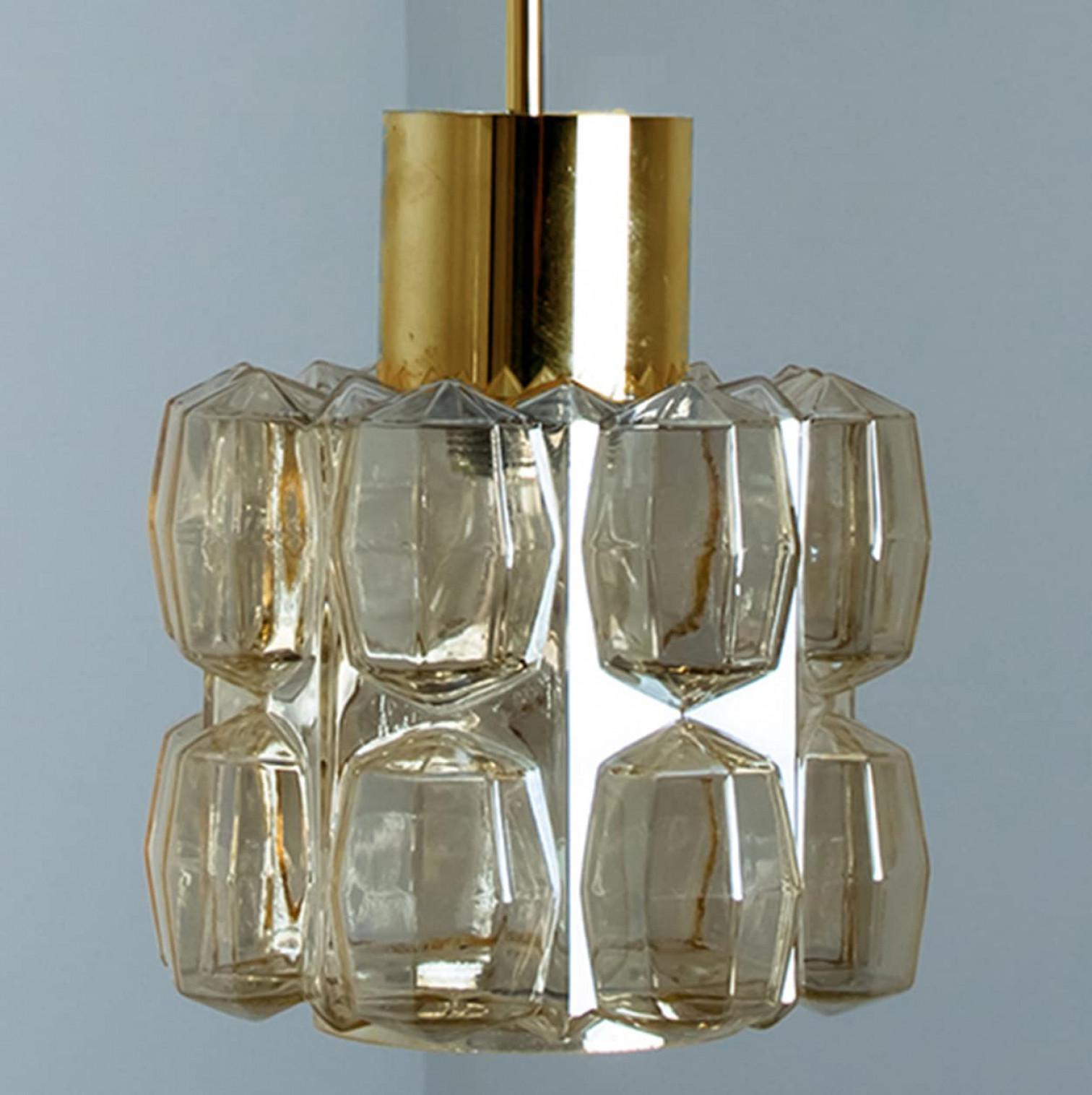 Ottone Coppia di ciondoli in vetro ambrato e oro di Helena Tynell, 1960 in vendita