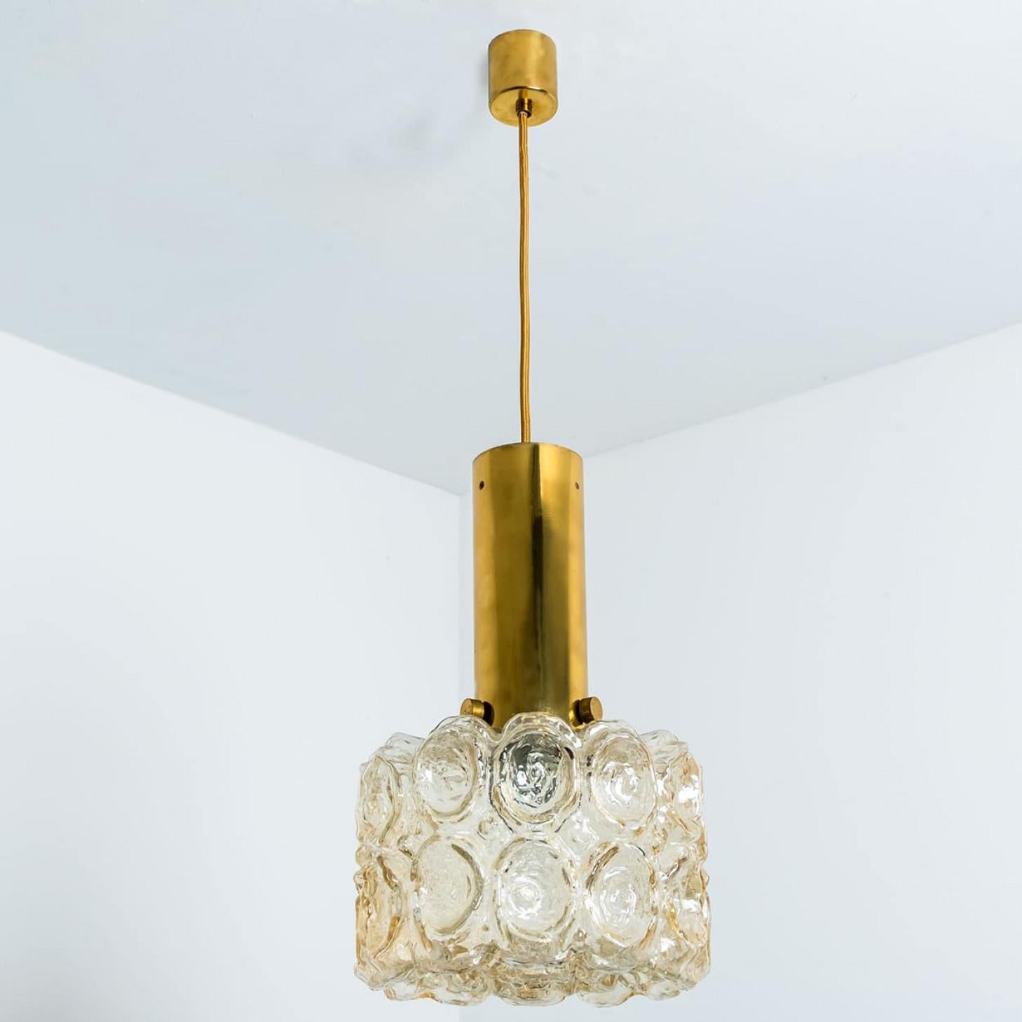 Pareja de colgantes de vidrio ámbar dorado al estilo de Helena Tynell, 1960 en venta 2