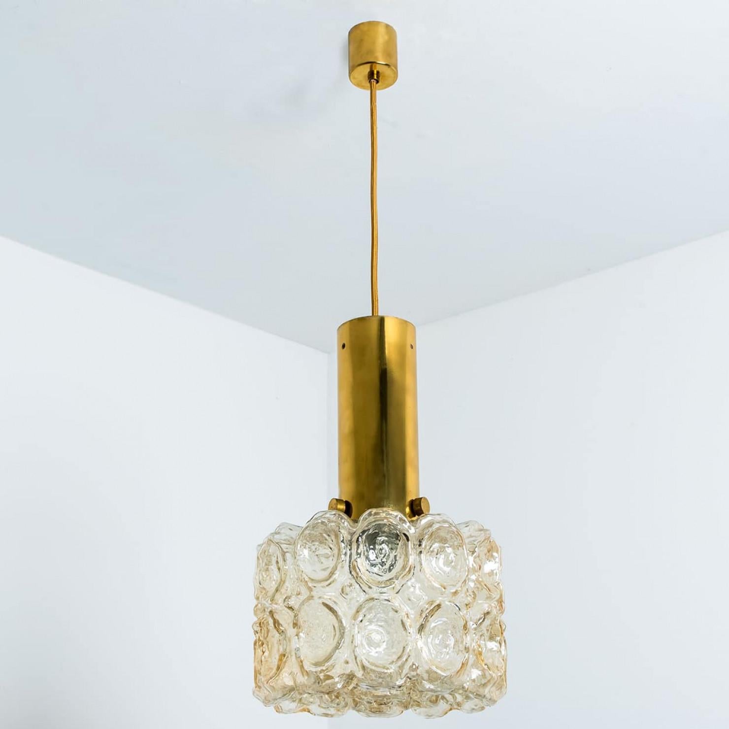 Paire de pendentifs en verre ambré et or dans le style d'Helena Tynell, 1960 en vente 2