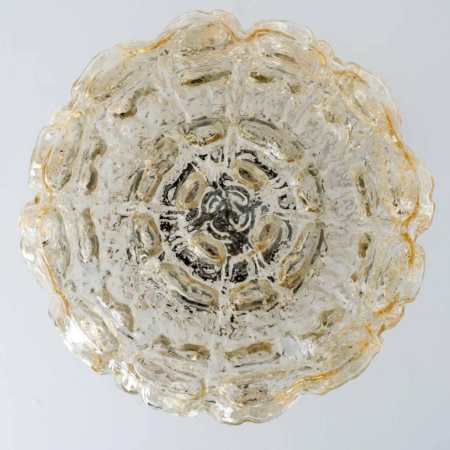 Paire de pendentifs en verre ambré et or dans le style d'Helena Tynell, 1960 en vente 6