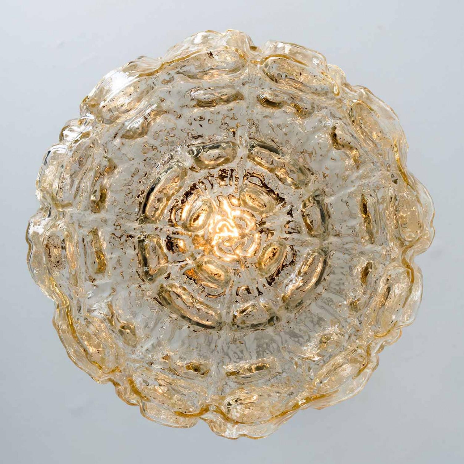 Pareja de colgantes de vidrio ámbar dorado al estilo de Helena Tynell, 1960 en venta 7