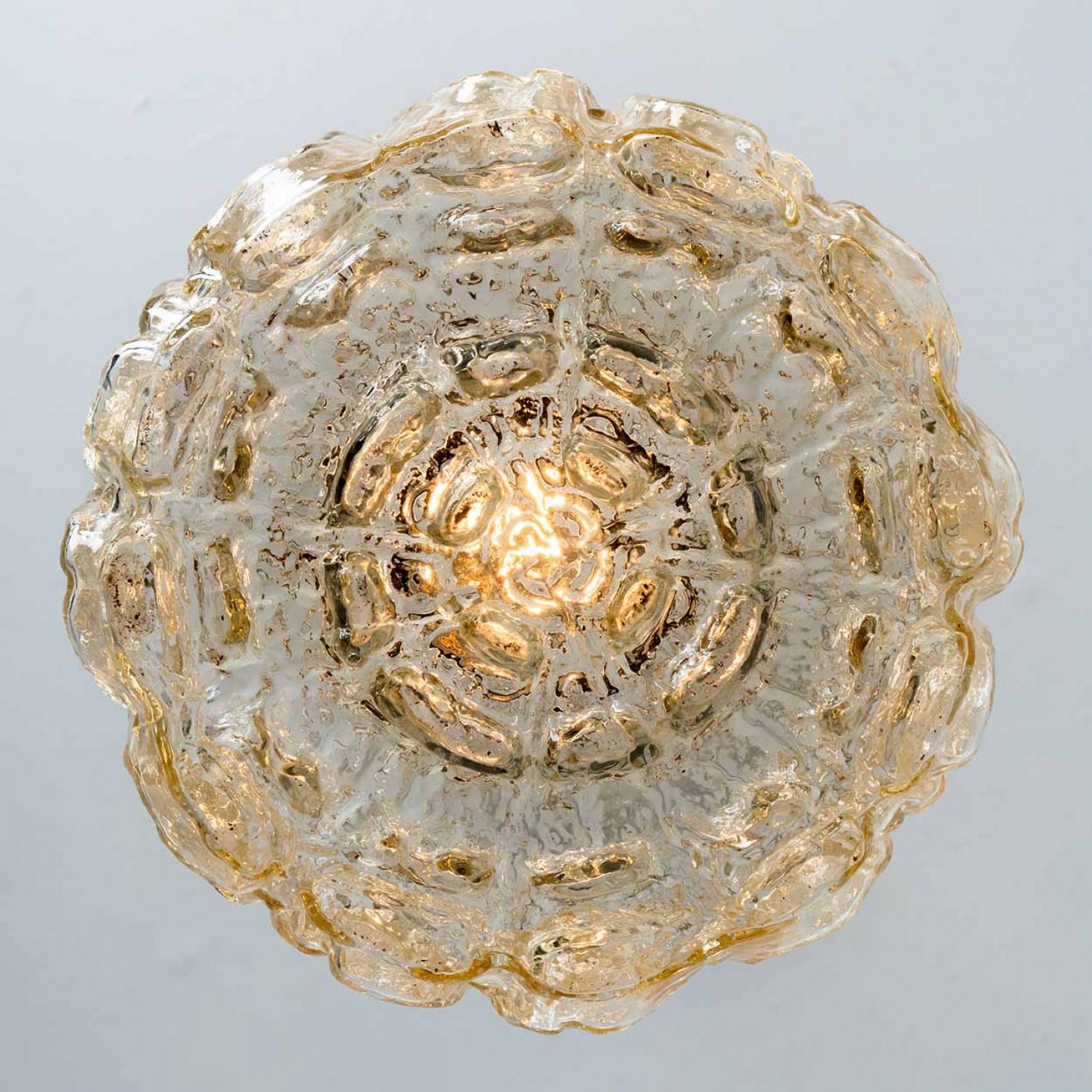 Paire de pendentifs en verre ambré et or dans le style d'Helena Tynell, 1960 en vente 7