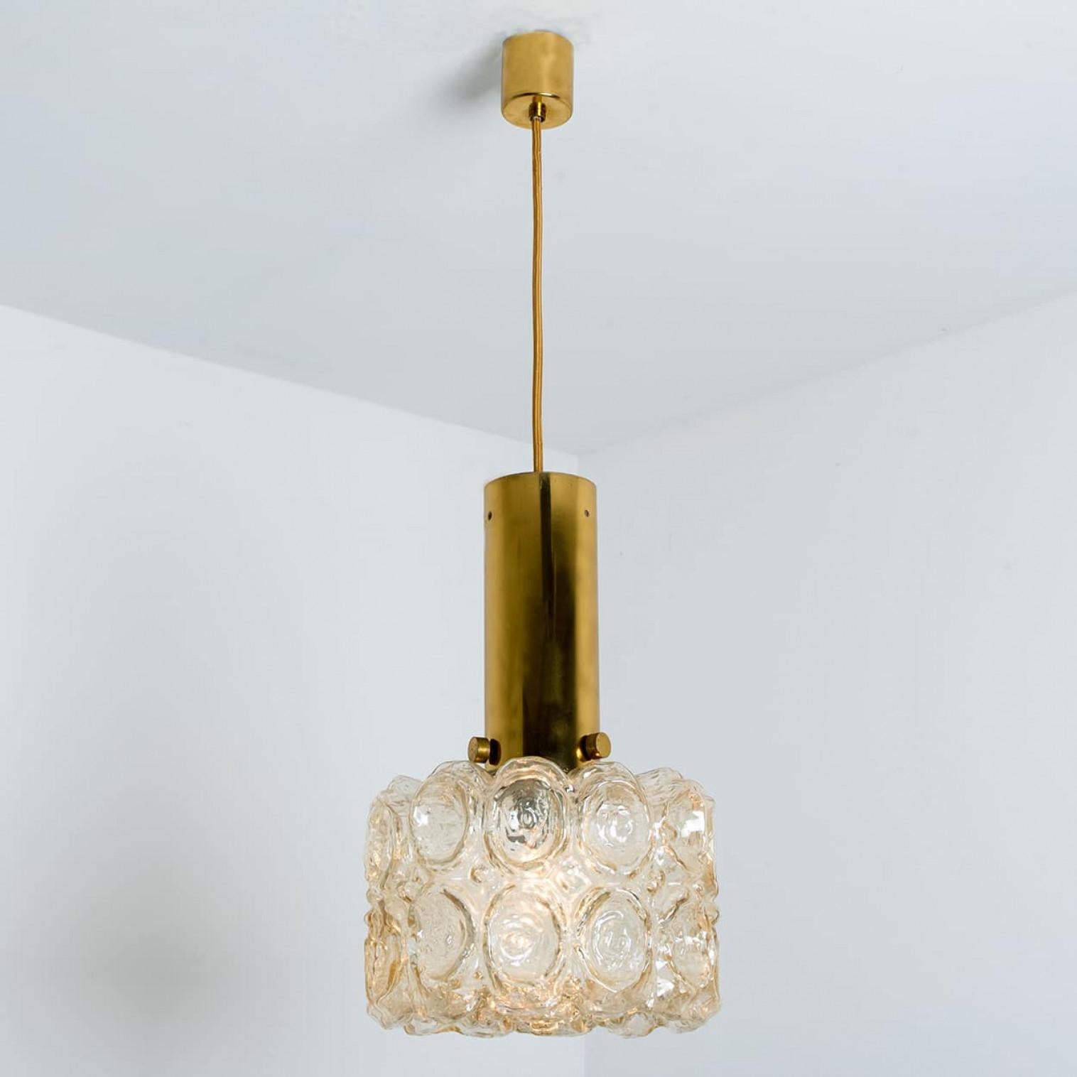 Paire de pendentifs en verre ambré et or dans le style d'Helena Tynell, 1960 en vente 10