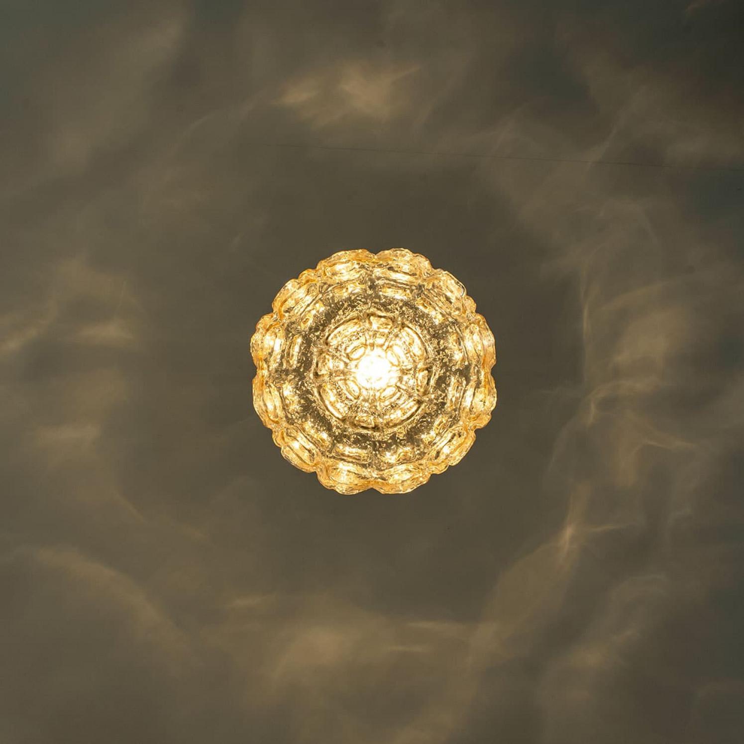 Paire de pendentifs en verre ambré et or dans le style d'Helena Tynell, 1960 en vente 11